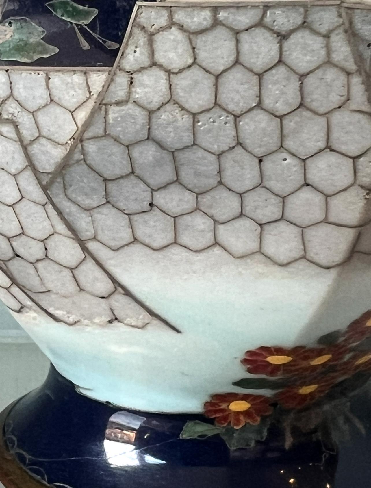 Smalto Un raffinato vaso giapponese in cloisonné-ananas con coperchio attribuito ad Ando in vendita