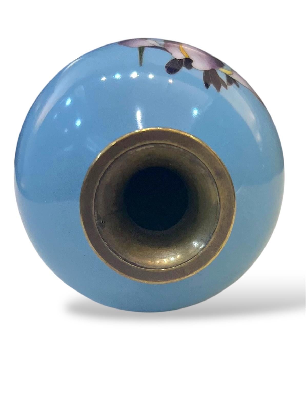 A Fine Japanese Cloisonné Enamel Vase with Irises. Meiji period For Sale 2