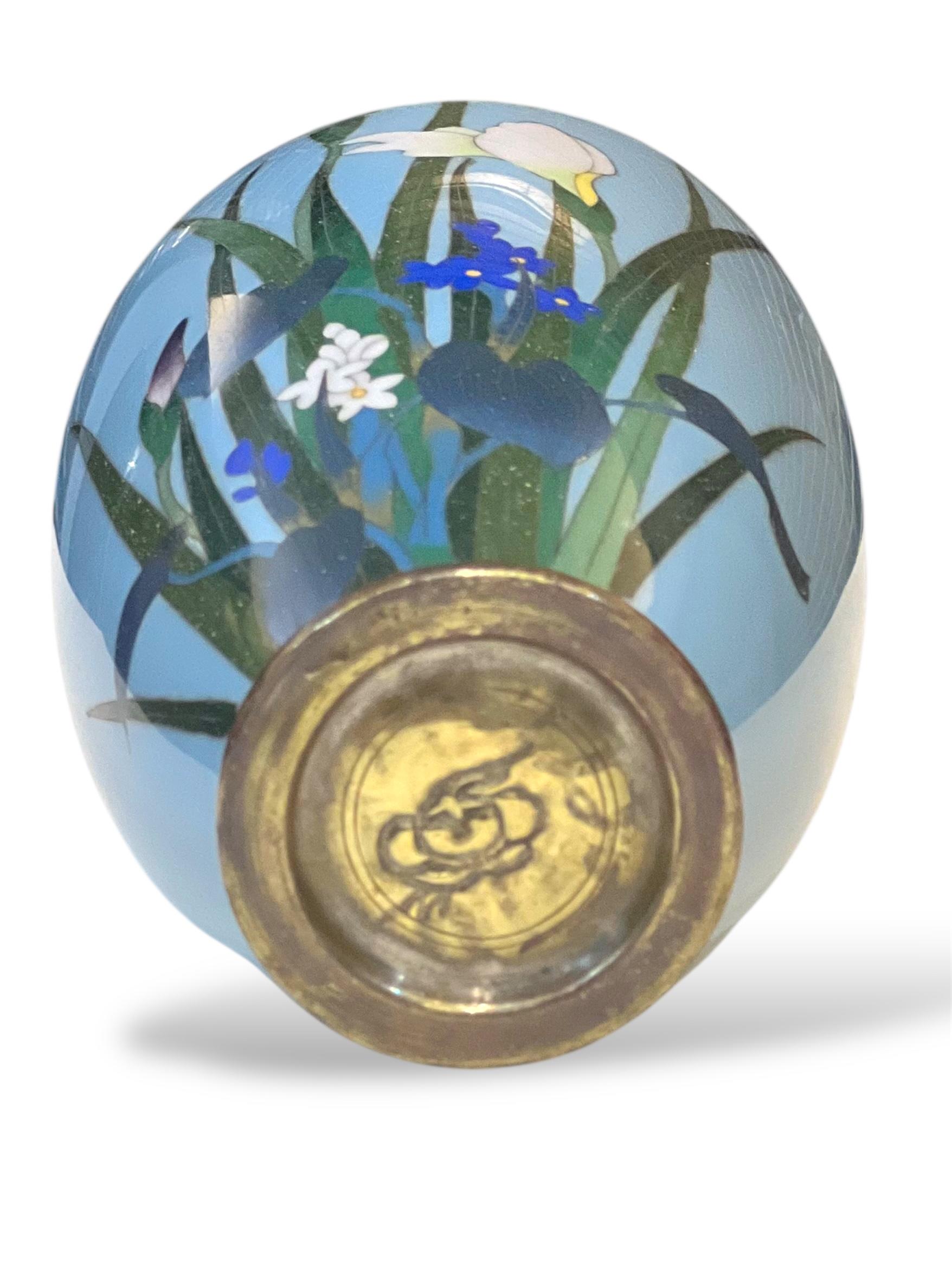 A Fine Japanese Cloisonné Enamel Vase with Irises. Meiji period For Sale 3