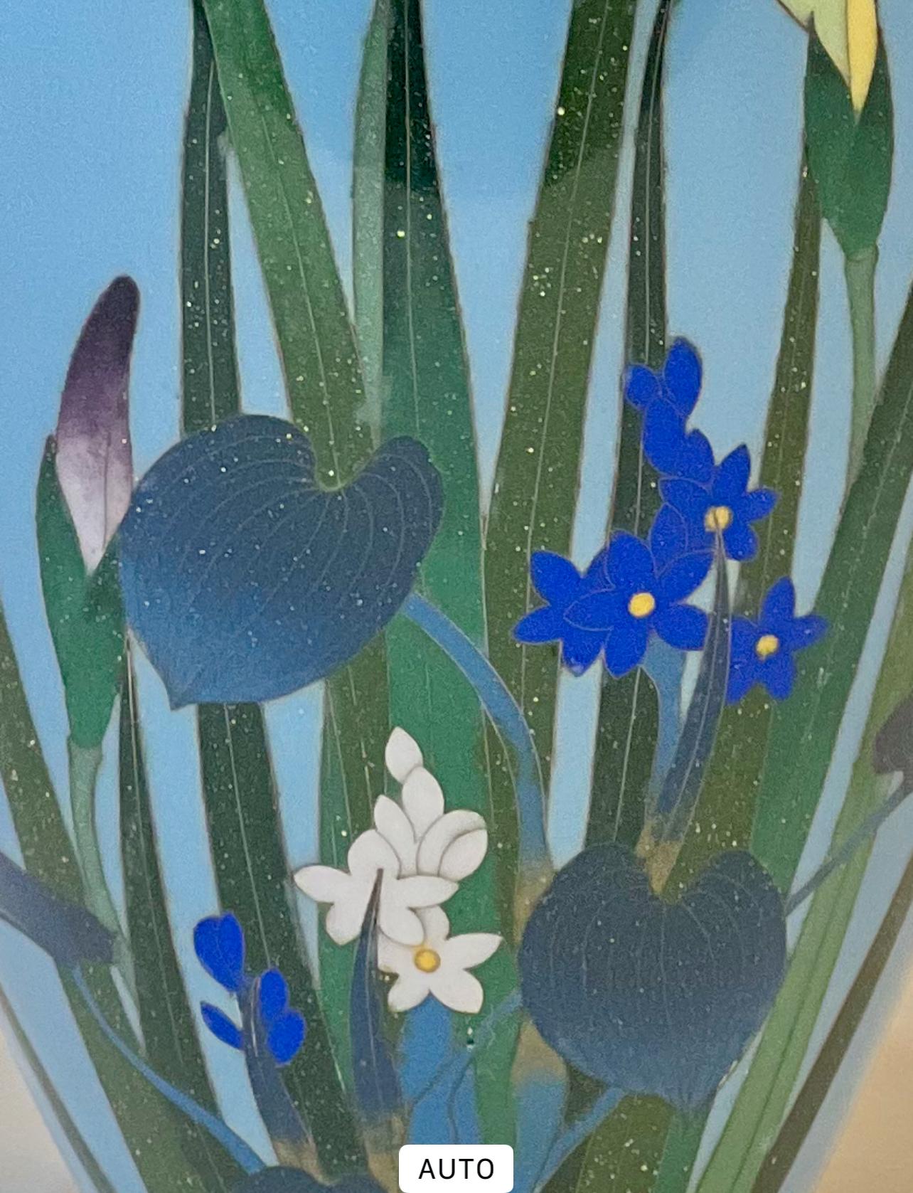 A Fine Japanese Cloisonné Enamel Vase with Irises. Meiji period For Sale 4