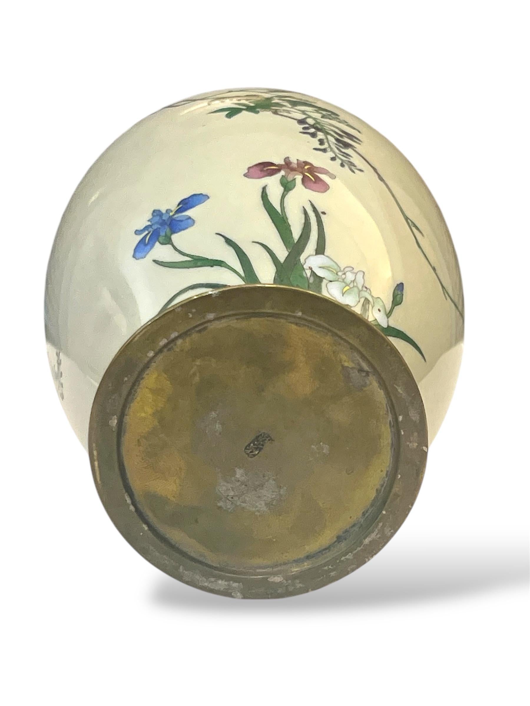 A Fine Japanese Cloisonné Enamel Vase with Swallows and Wisteria, Signed Goto For Sale 4