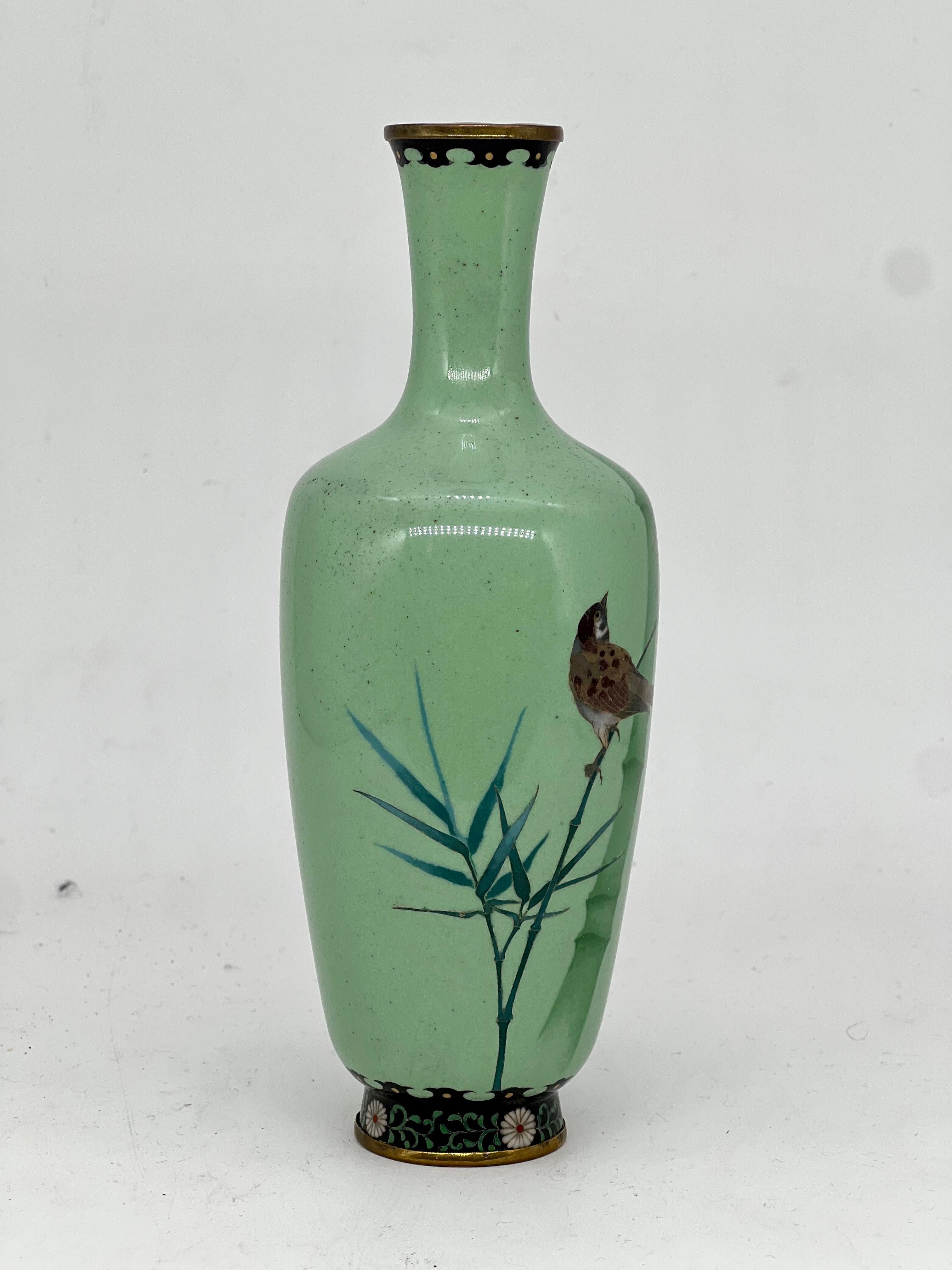 A Fine Japanese Cloisonne Enamel Wire & Wireless Vase attributed to Ando. In Good Condition For Sale In London, GB