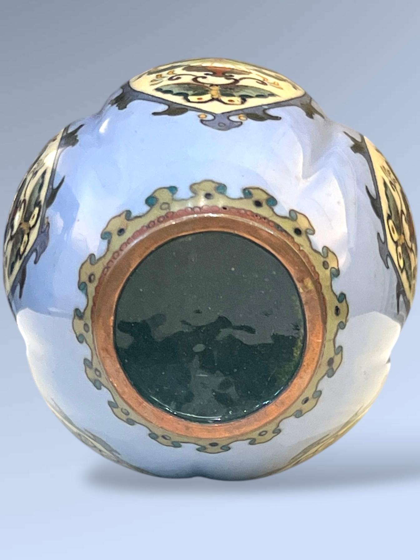 Vase cloisonné japonais Meiji avec des panneaux de papillons et de fleurs en vente 3