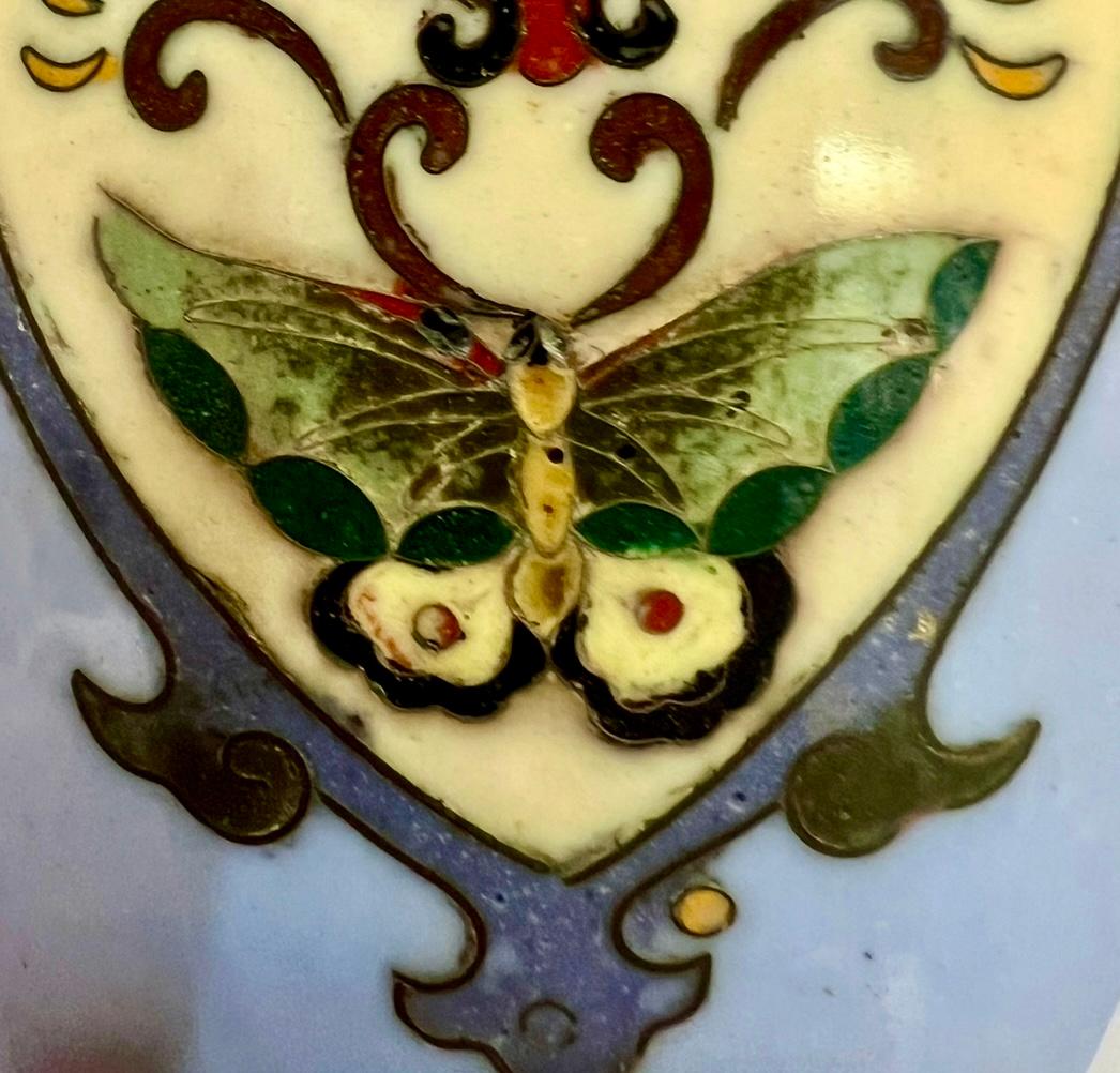Vase cloisonné japonais Meiji avec des panneaux de papillons et de fleurs en vente 4