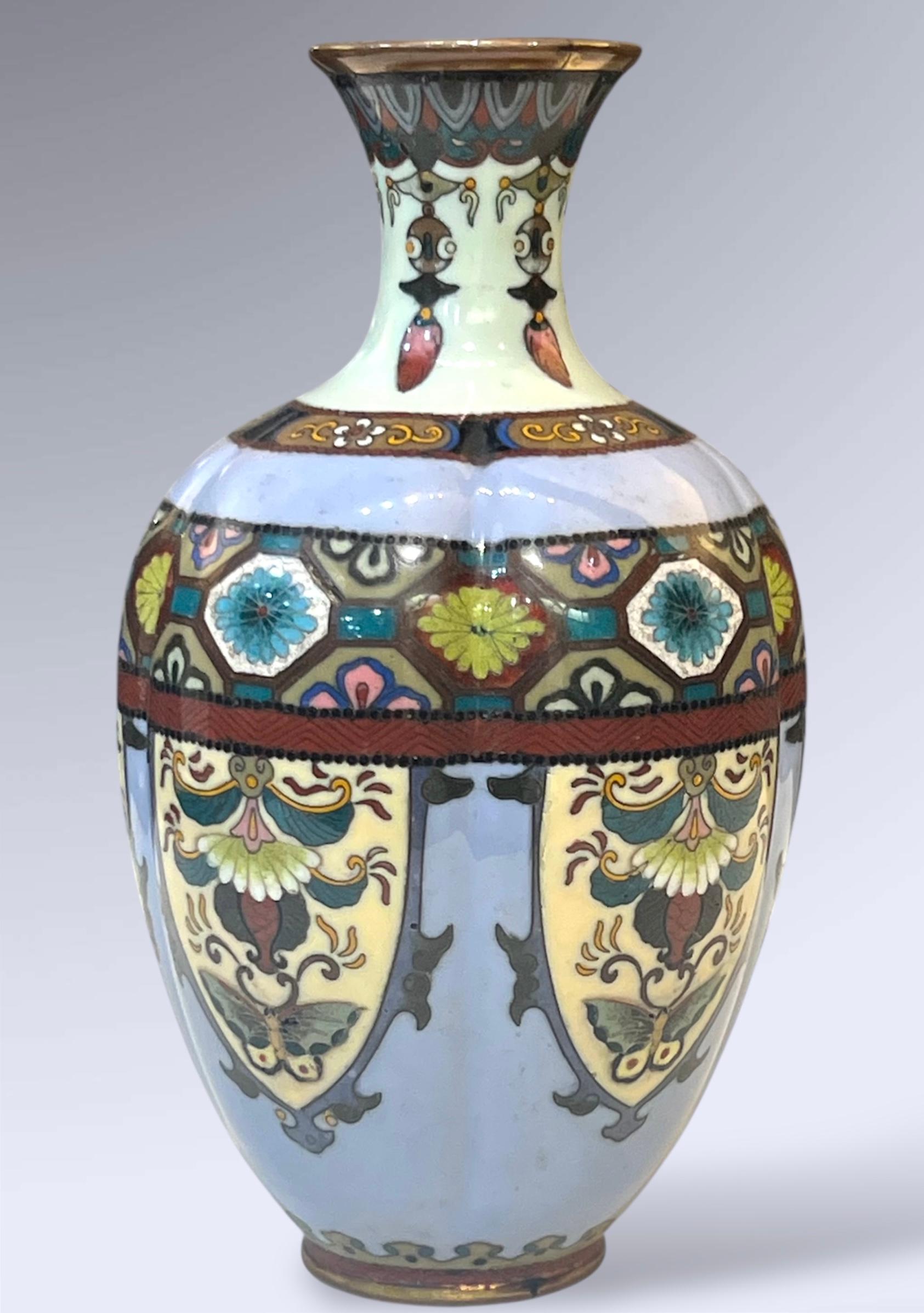 Vase cloisonné japonais avec des panneaux de papillons et de fleurs
Japon, A.I.C. (c. 1880-1900) 

Un vase en émail cloisonné japonais d'une forme élégante de balustre lobé avec un col cintré et un bord évasé, avec un fond bleu lavande doux et une
