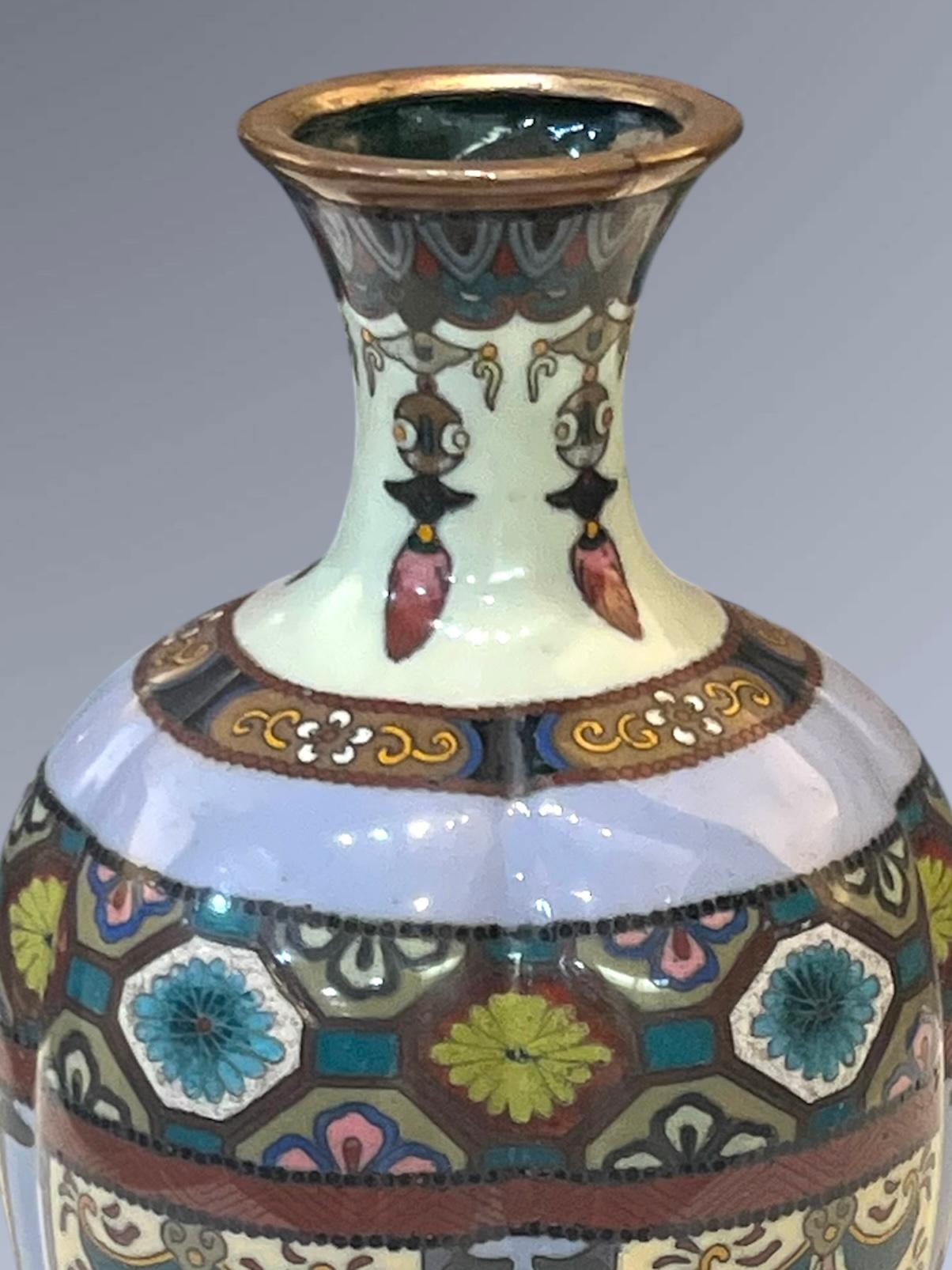 Japonais Vase cloisonné japonais Meiji avec des panneaux de papillons et de fleurs en vente