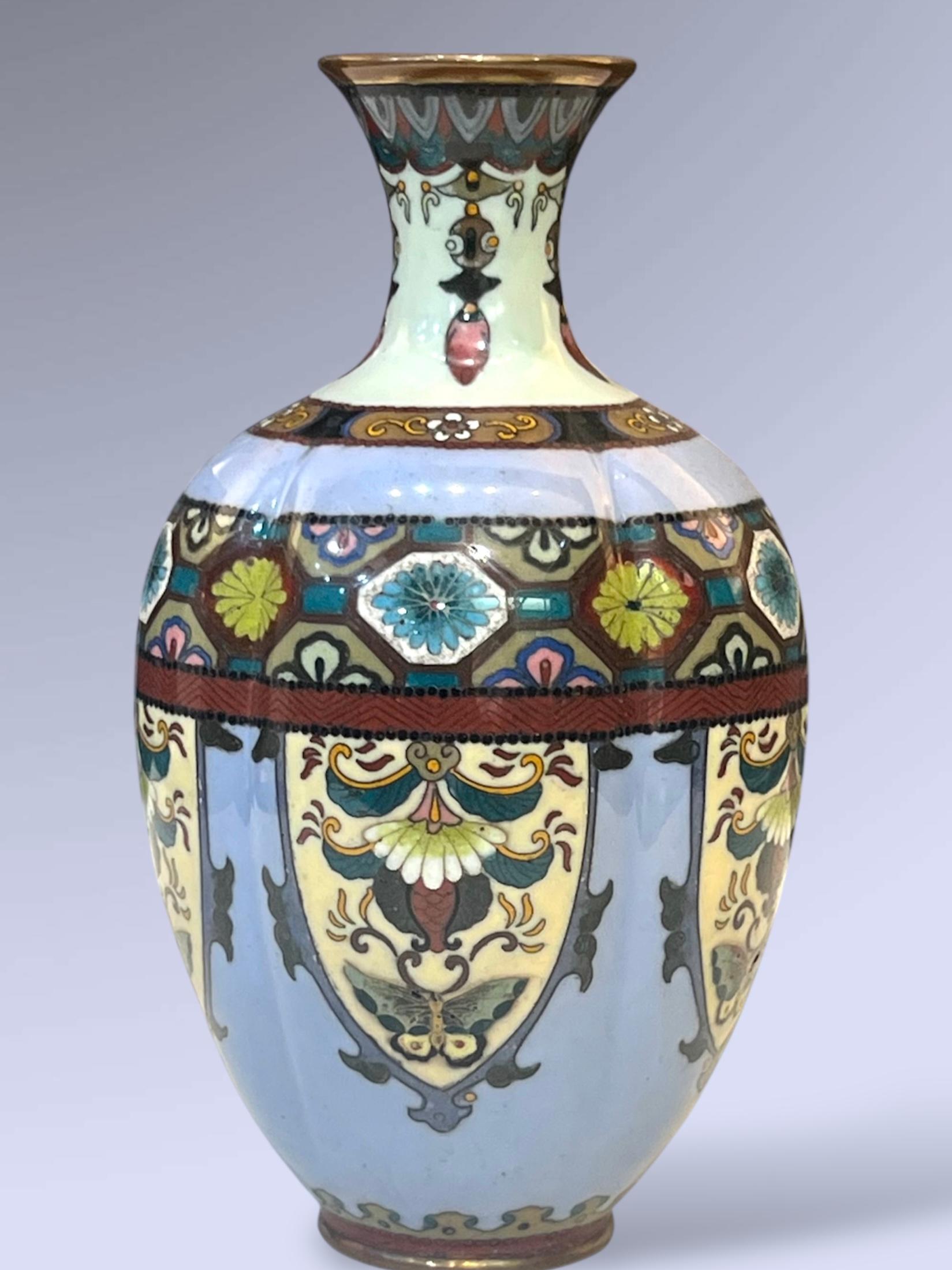 Cloisonné Vase cloisonné japonais Meiji avec des panneaux de papillons et de fleurs en vente