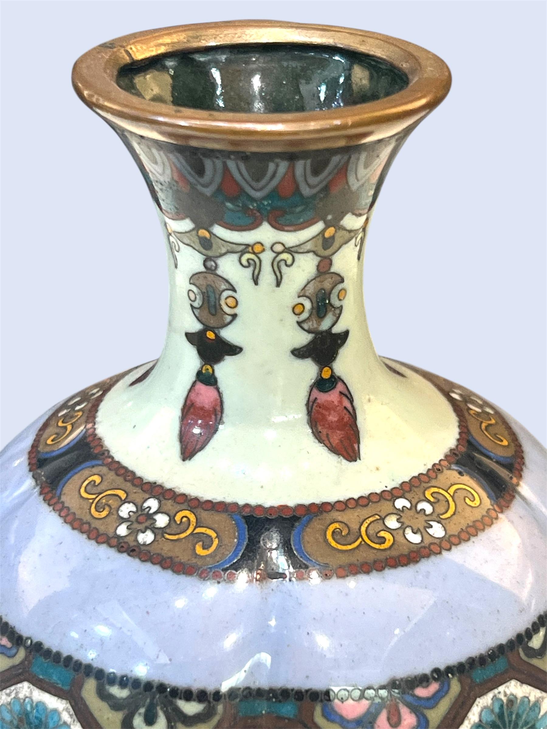 Vase cloisonné japonais Meiji avec des panneaux de papillons et de fleurs Bon état - En vente à London, GB