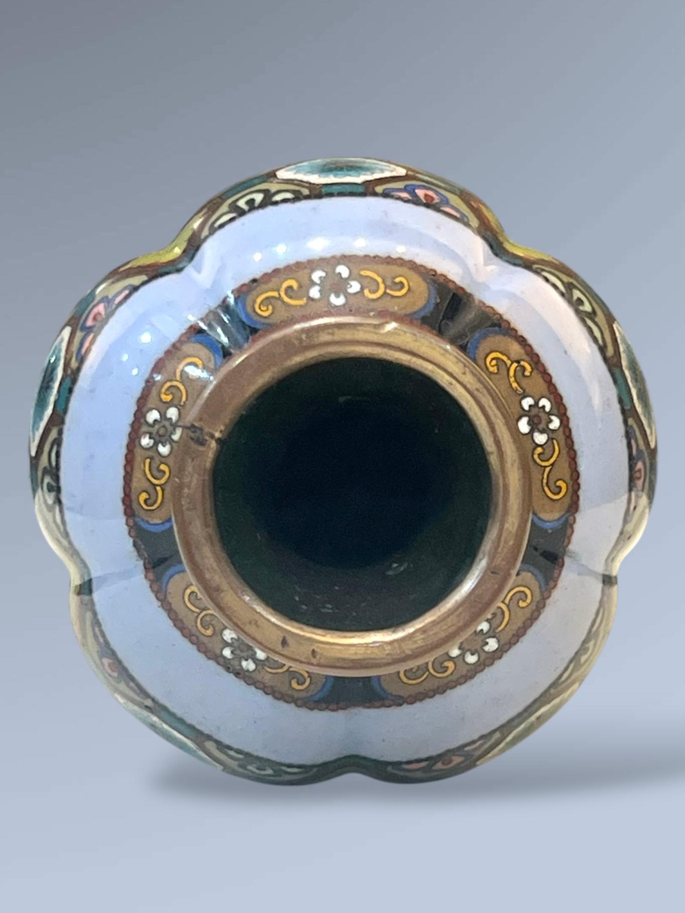 XIXe siècle Vase cloisonné japonais Meiji avec des panneaux de papillons et de fleurs en vente