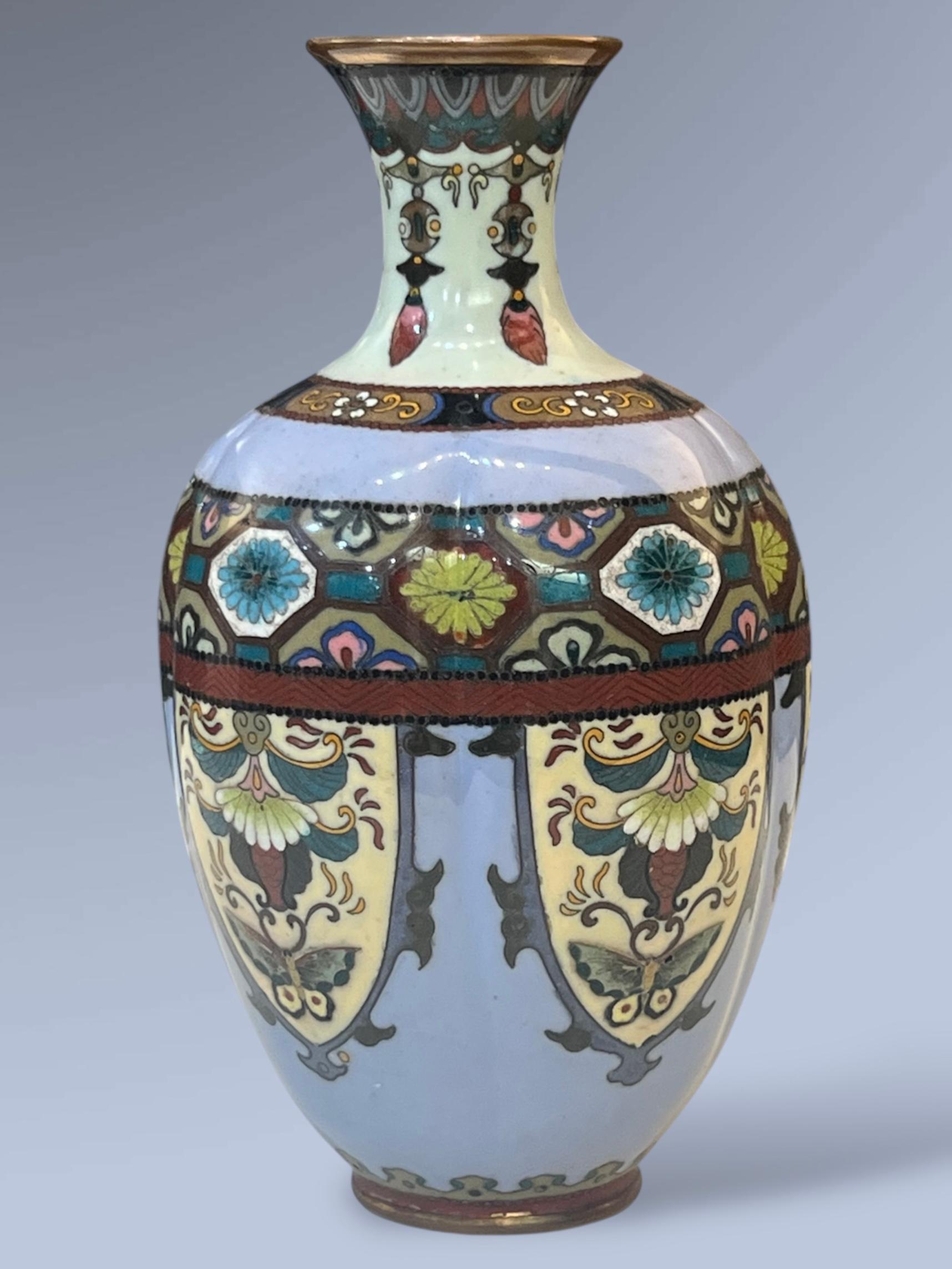 Émail Vase cloisonné japonais Meiji avec des panneaux de papillons et de fleurs en vente