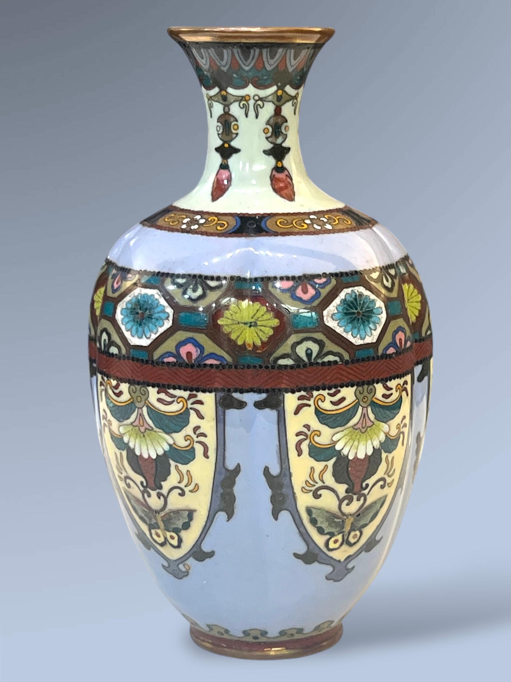 Vase cloisonné japonais Meiji avec des panneaux de papillons et de fleurs en vente 1