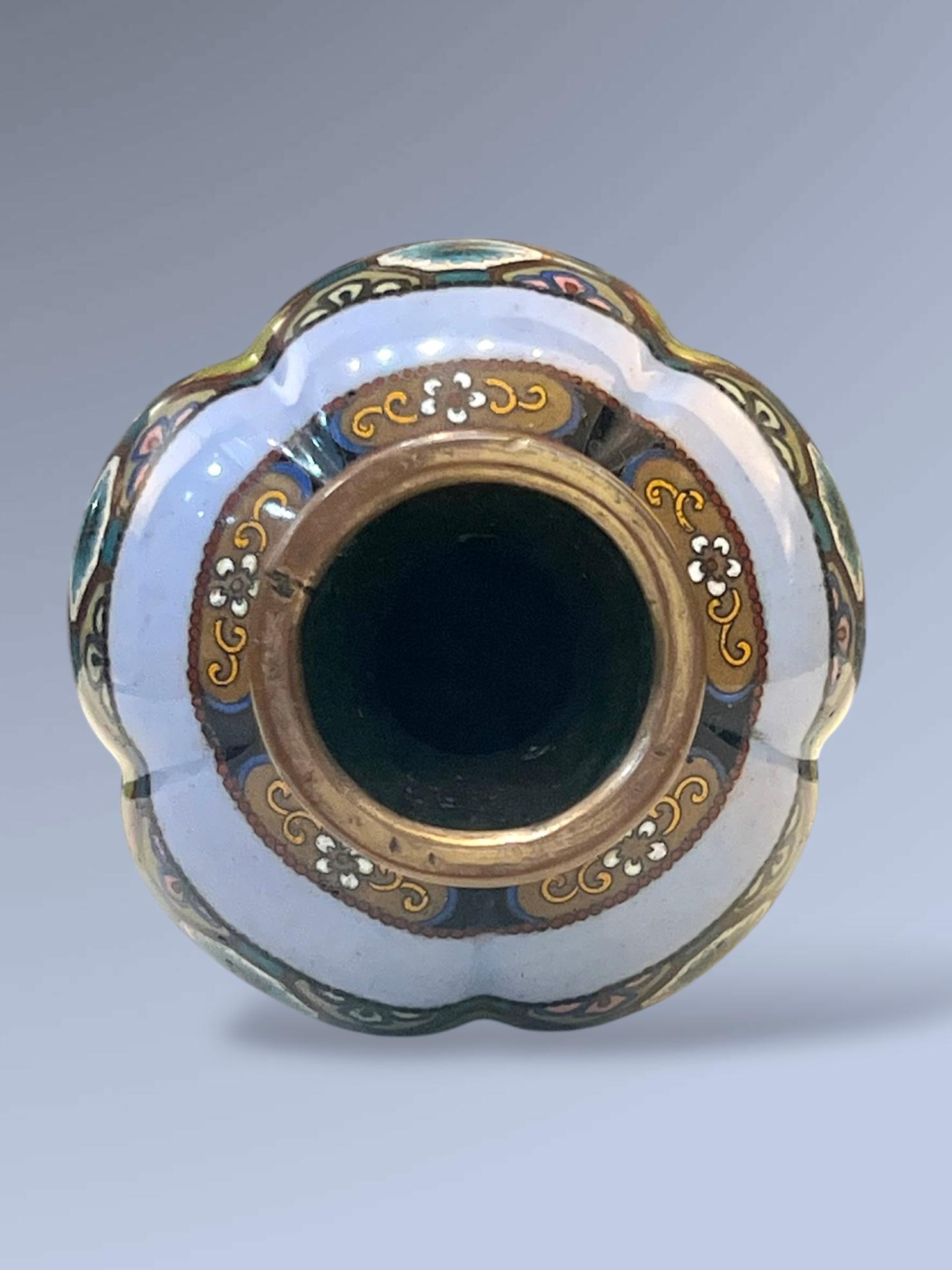 Vase cloisonné japonais Meiji avec des panneaux de papillons et de fleurs en vente 2