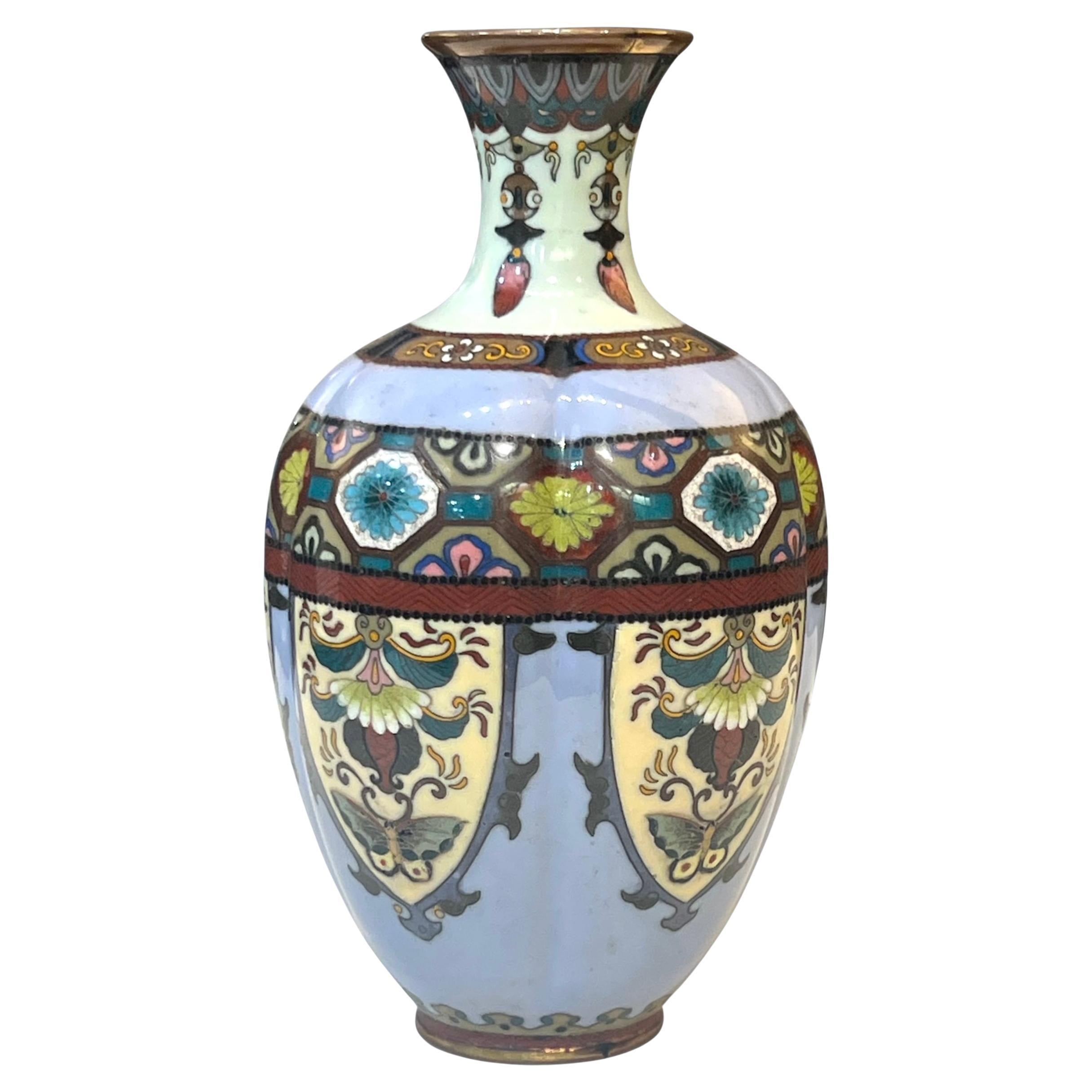 Vase cloisonné japonais Meiji avec des panneaux de papillons et de fleurs en vente