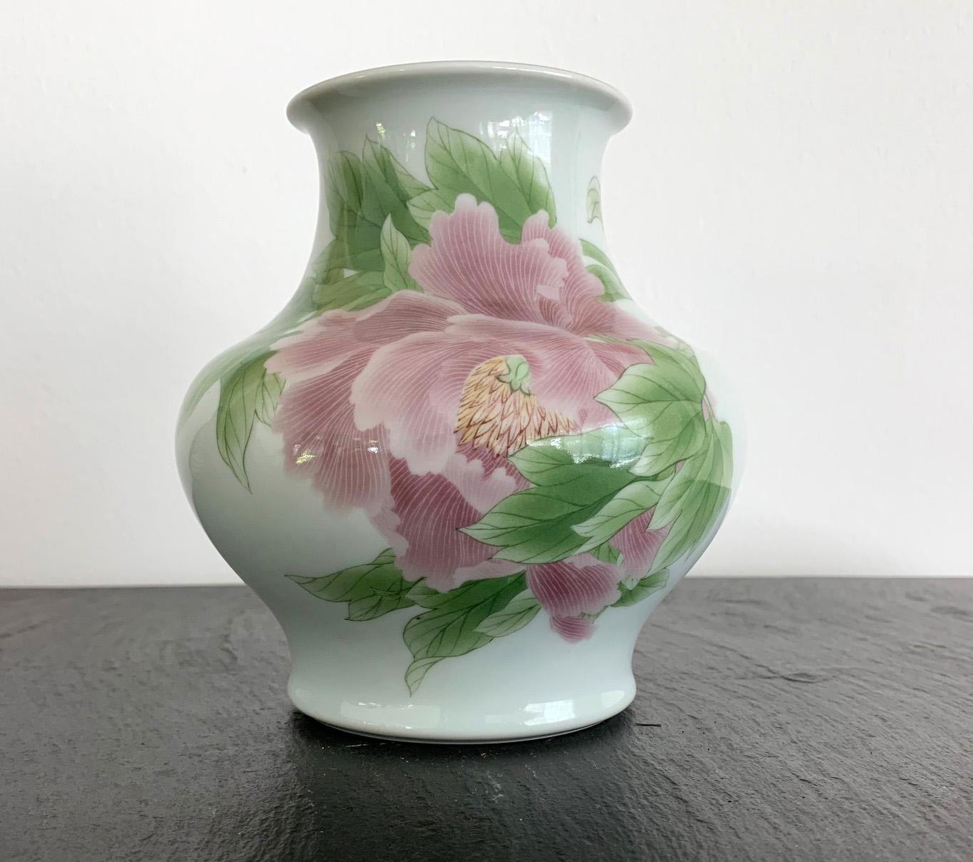 A very fine Japanese porcelain vase of Meiji Period with in classic baluster shape with peony design by Miyagawa Kozan (1842–1916), one of the most established and collected Japanese ceramist from Meiji Period. Commonly known as Makuzu Kozan, which