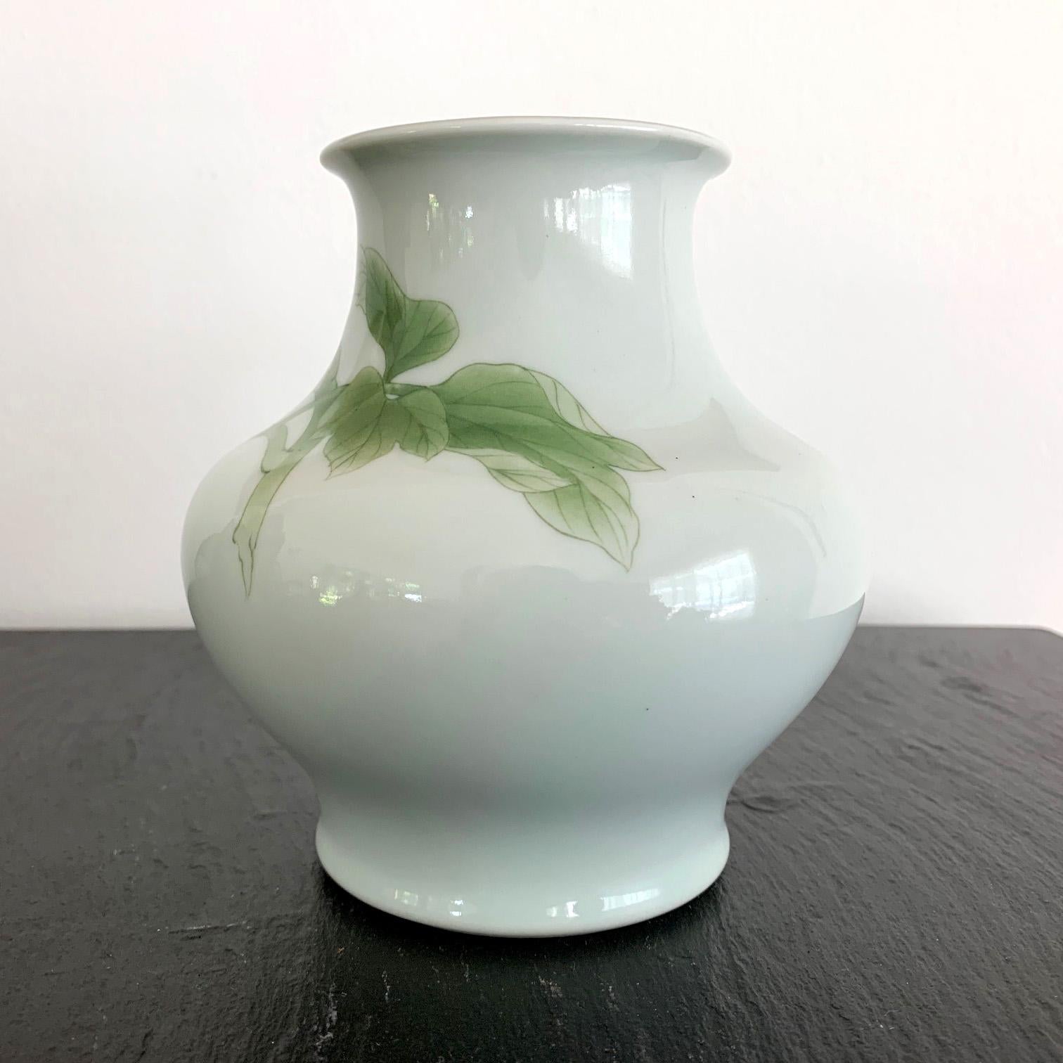 Fine Japanese Porcelain Vase by Makuzu Kozan Meiji Period In Good Condition In Atlanta, GA