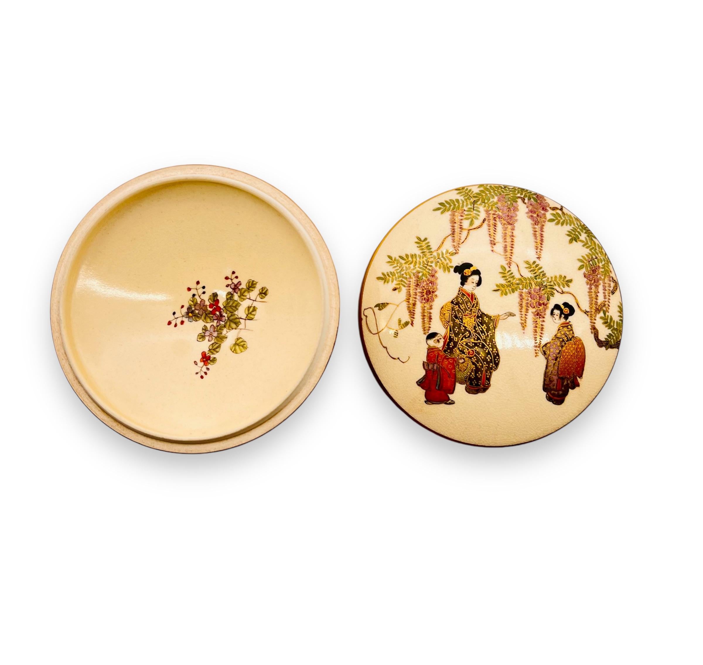 Feiner japanischer Satsuma-Kogo ( Weihrauchkasten) Signiert von Kinkozan. Meiji-Periode im Angebot 3
