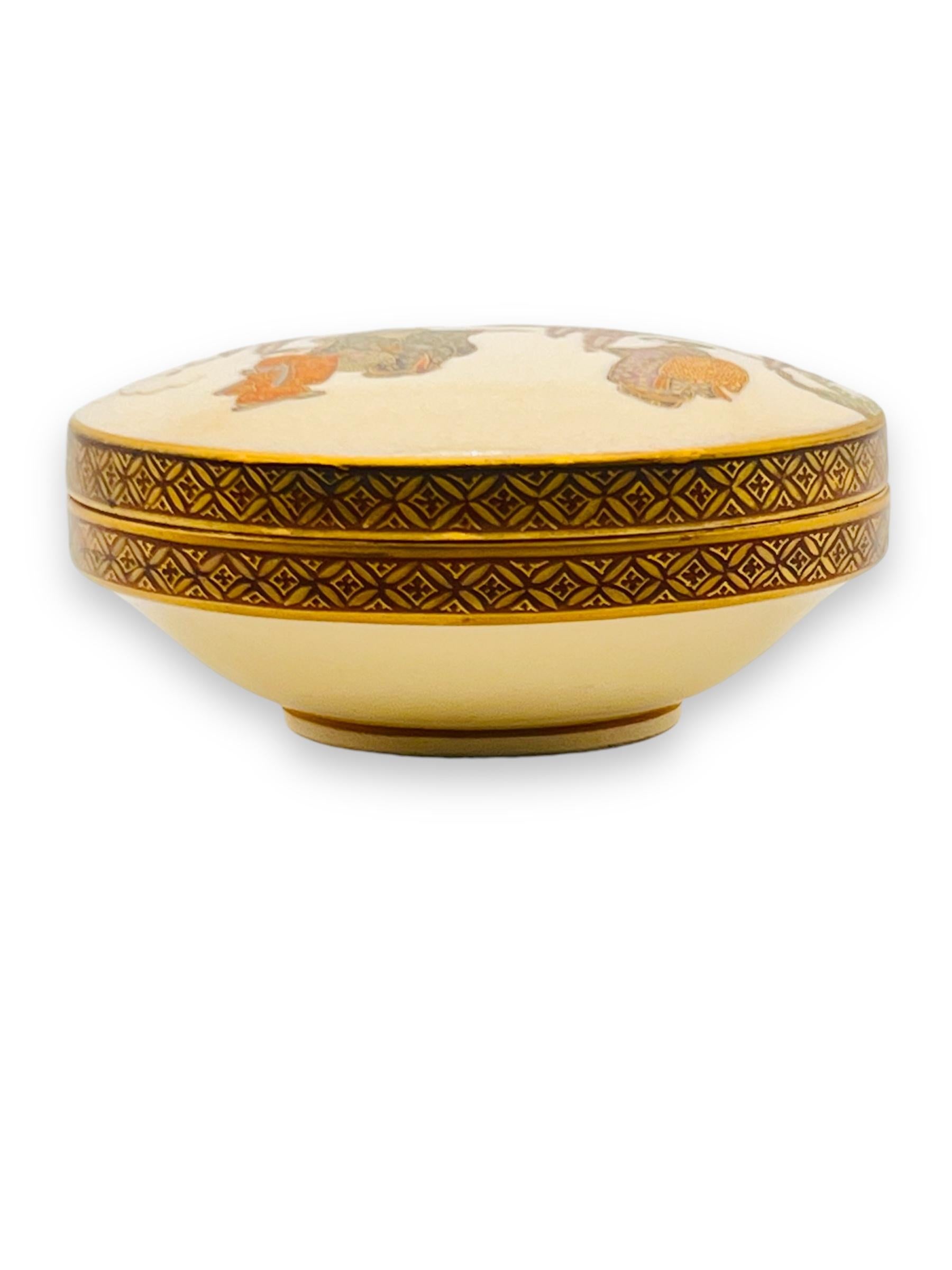 Feiner japanischer Satsuma-Kogo ( Weihrauchkasten) Signiert von Kinkozan. Meiji-Periode im Angebot 5