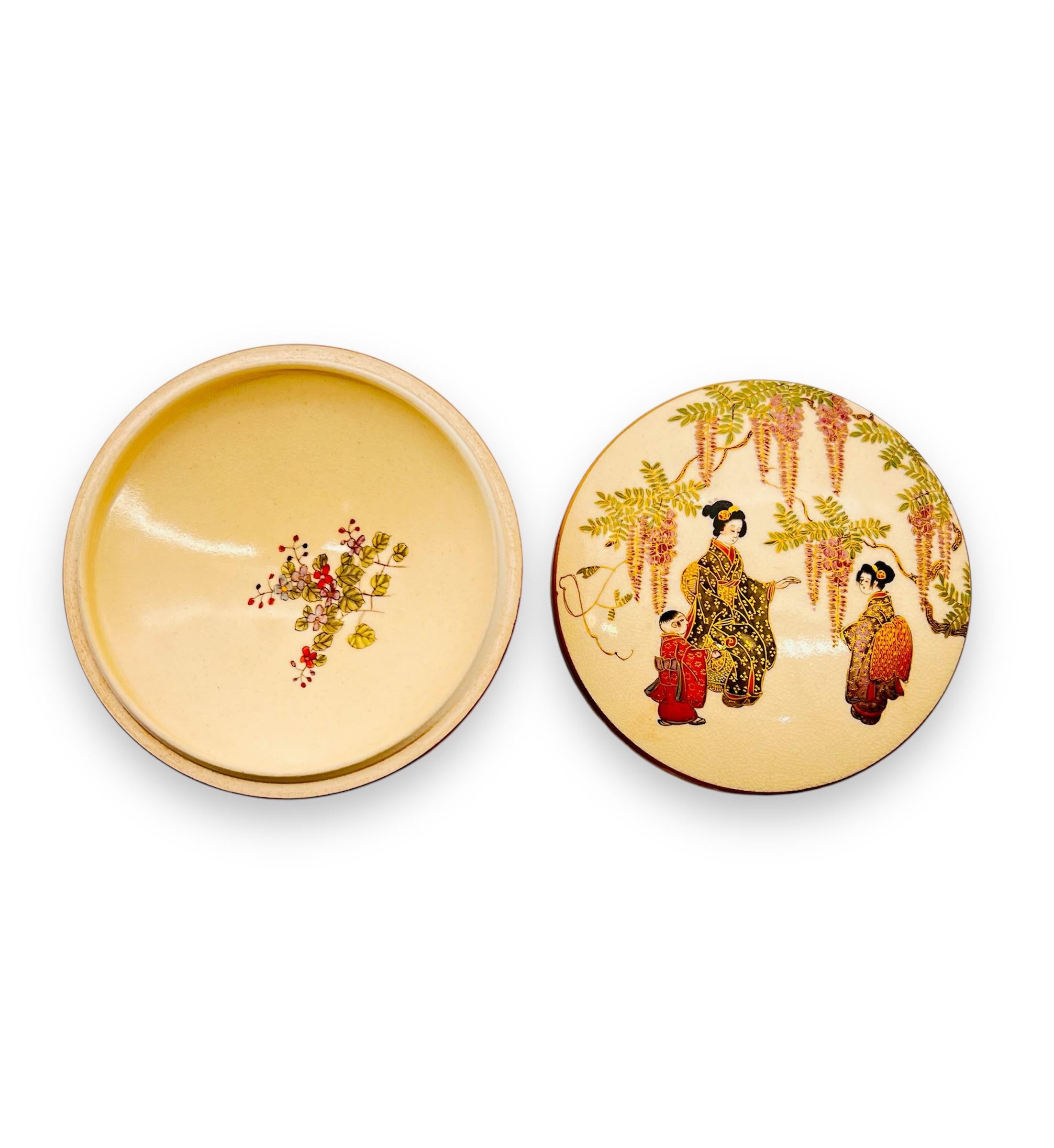 Feiner japanischer Satsuma-Kogo ( Weihrauchkasten) Signiert von Kinkozan. Meiji-Periode (Keramik) im Angebot