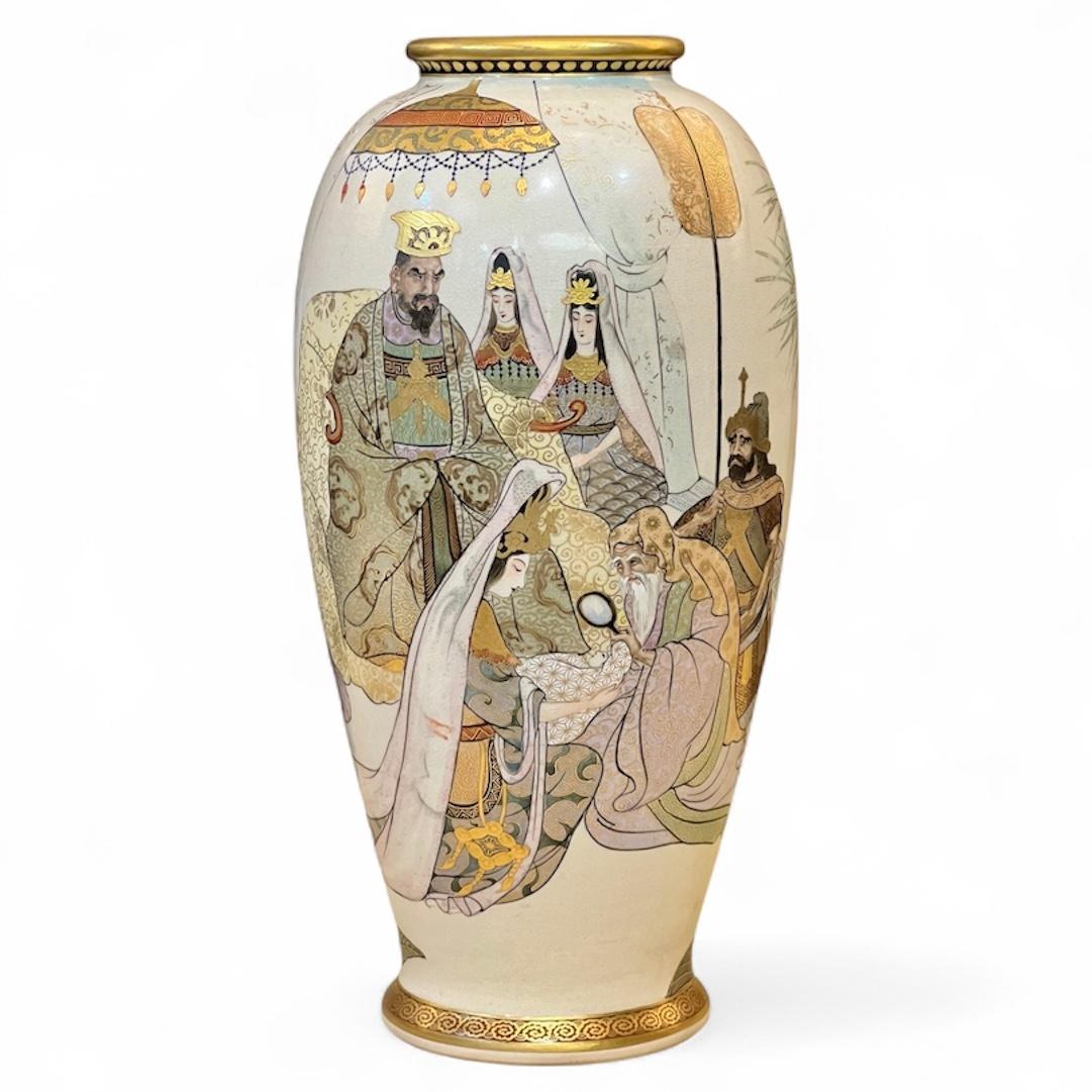 Vase de Satsuma par Takeuchi
Période Meiji, fin du XIXe siècle

De forme ovoïde s'élevant d'un pied doré à un col cintré, finement décorée d'émaux polychromes et de dorures avec une scène de cour continue. La vignette centrale montre un dignitaire