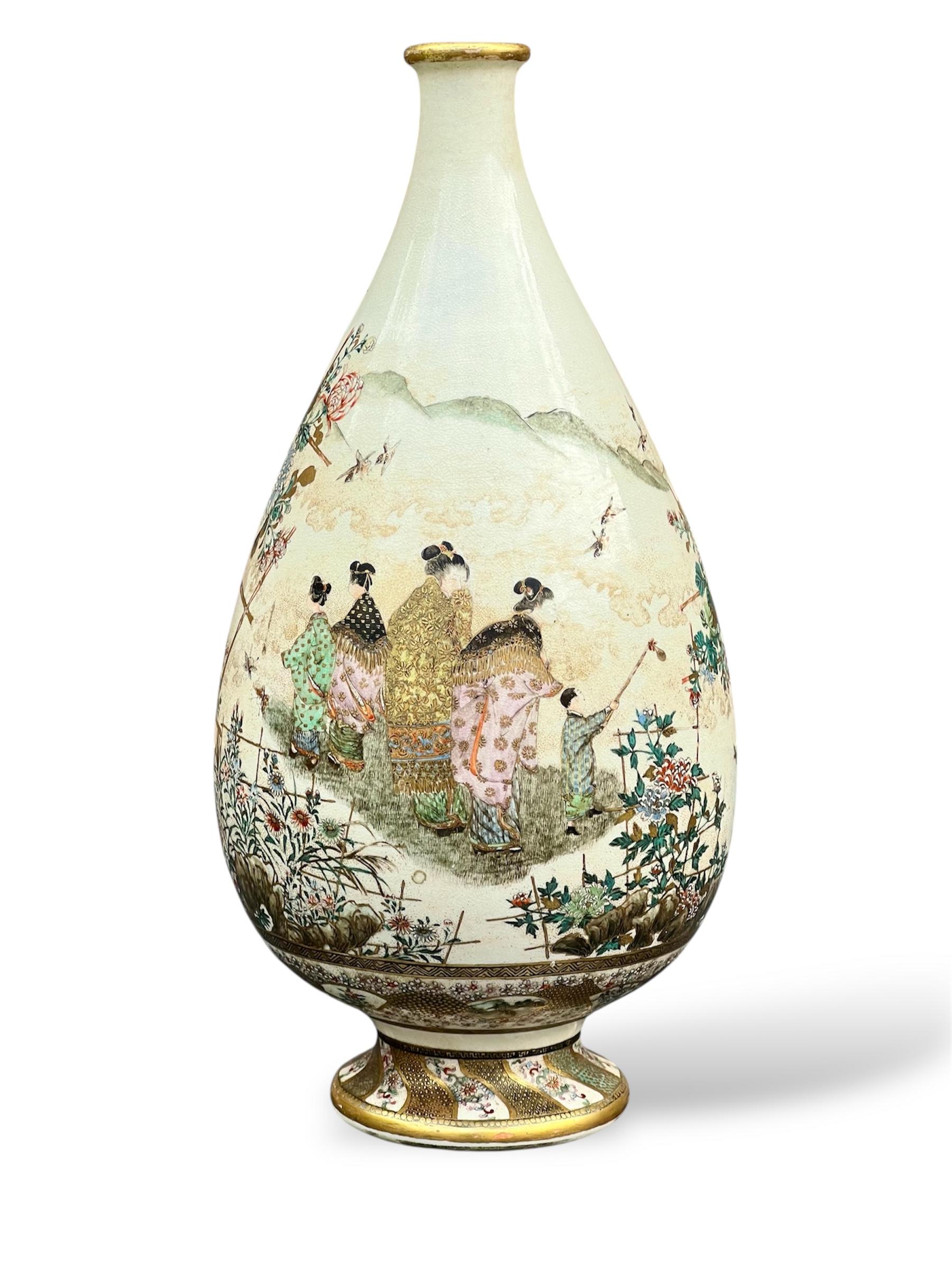 Vase japonais Satsuma avec Bijin, paon et chrysanthèmes.  

Attribué à l'atelier Kinkozan, Kyoto, période Meiji (fin du XIXe siècle)

De forme poire, avec un pied évasé et un col élancé, ce vase de Satsuma finement émaillé et doré est richement