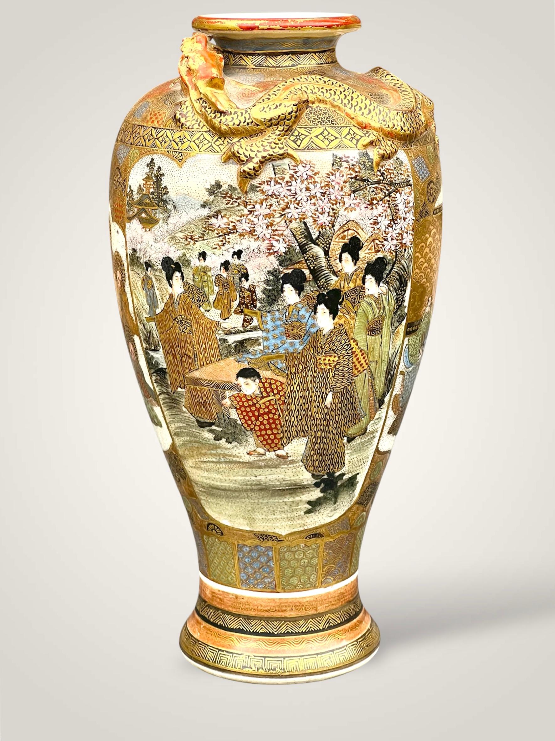 Vase japonais Satsuma de grande qualité 
Signé Ryuzan, Période Meiji 

De forme balustre, l'épaule et le cou sont ornés d'un dragon finement modelé en haut-relief. La surface est décorée d'émaux polychromes vifs et de riches dorures, représentant