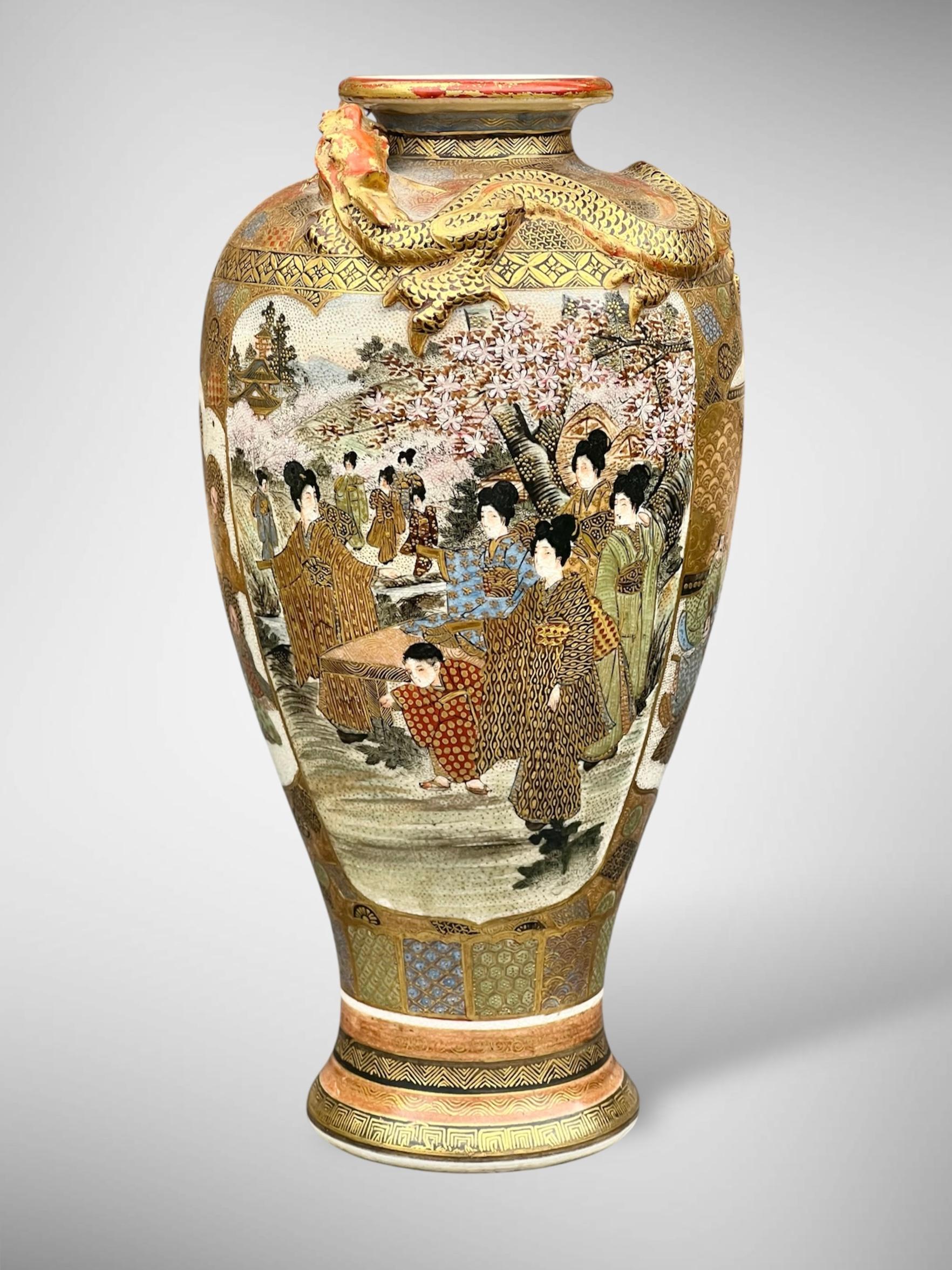 XIXe siècle Vase japonais Satsuma de grande qualité  Signé Ryuzan, Période Meiji en vente