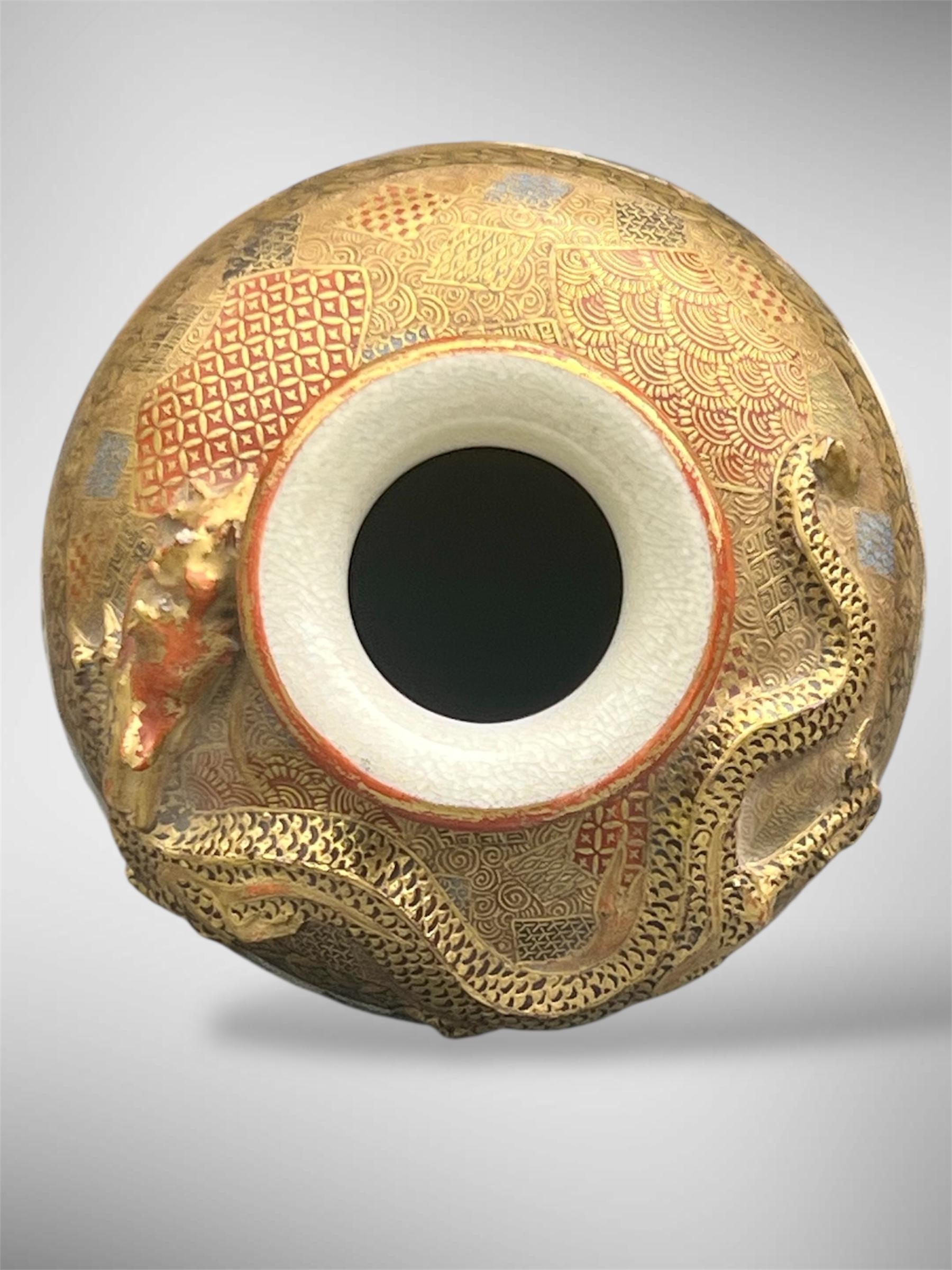 Céramique Vase japonais Satsuma de grande qualité  Signé Ryuzan, Période Meiji en vente