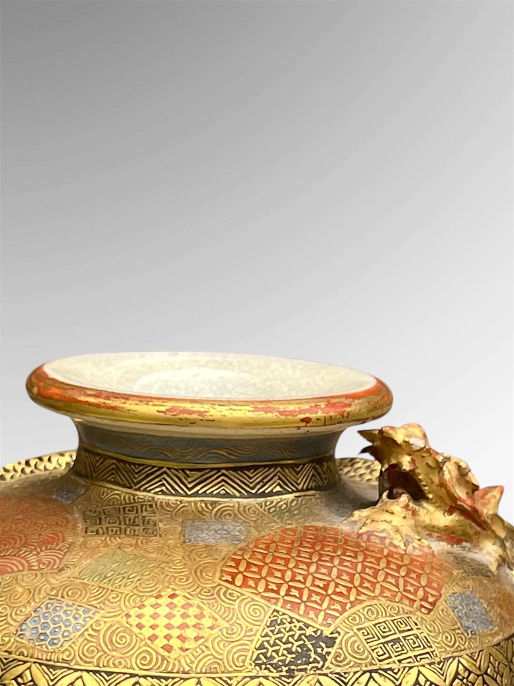 Vase japonais Satsuma de grande qualité  Signé Ryuzan, Période Meiji en vente 1