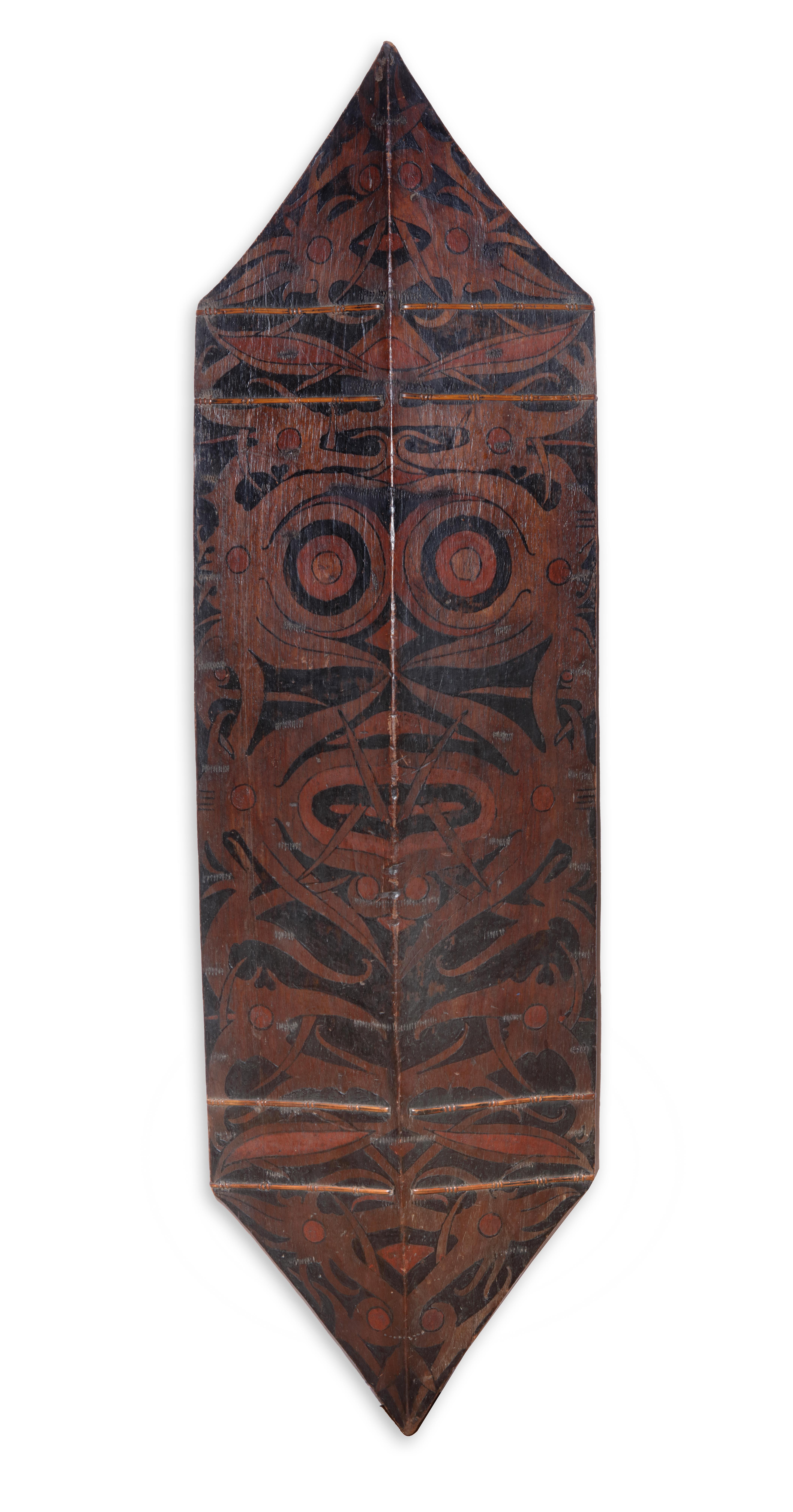 Ein feines Dayak Kliau oder Schild aus Jelutong-Holz

Indonesien, Borneo, Kalimantan, erste Hälfte des 19. Jahrhunderts

Maße: H. 126 x B. 36 cm

Das Kliau oder Klebit ist das beliebteste Schild der Dayak in Kalimantan. Zusammen mit seinem