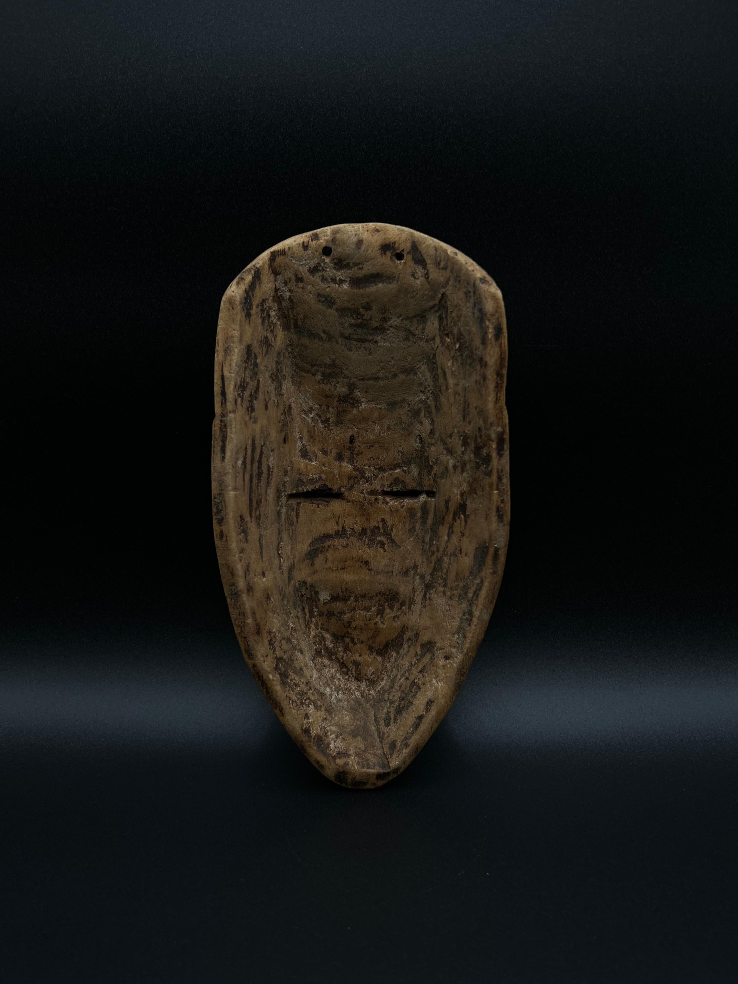 Un beau masque Kuba - Artisanat africain rustique en vente 3