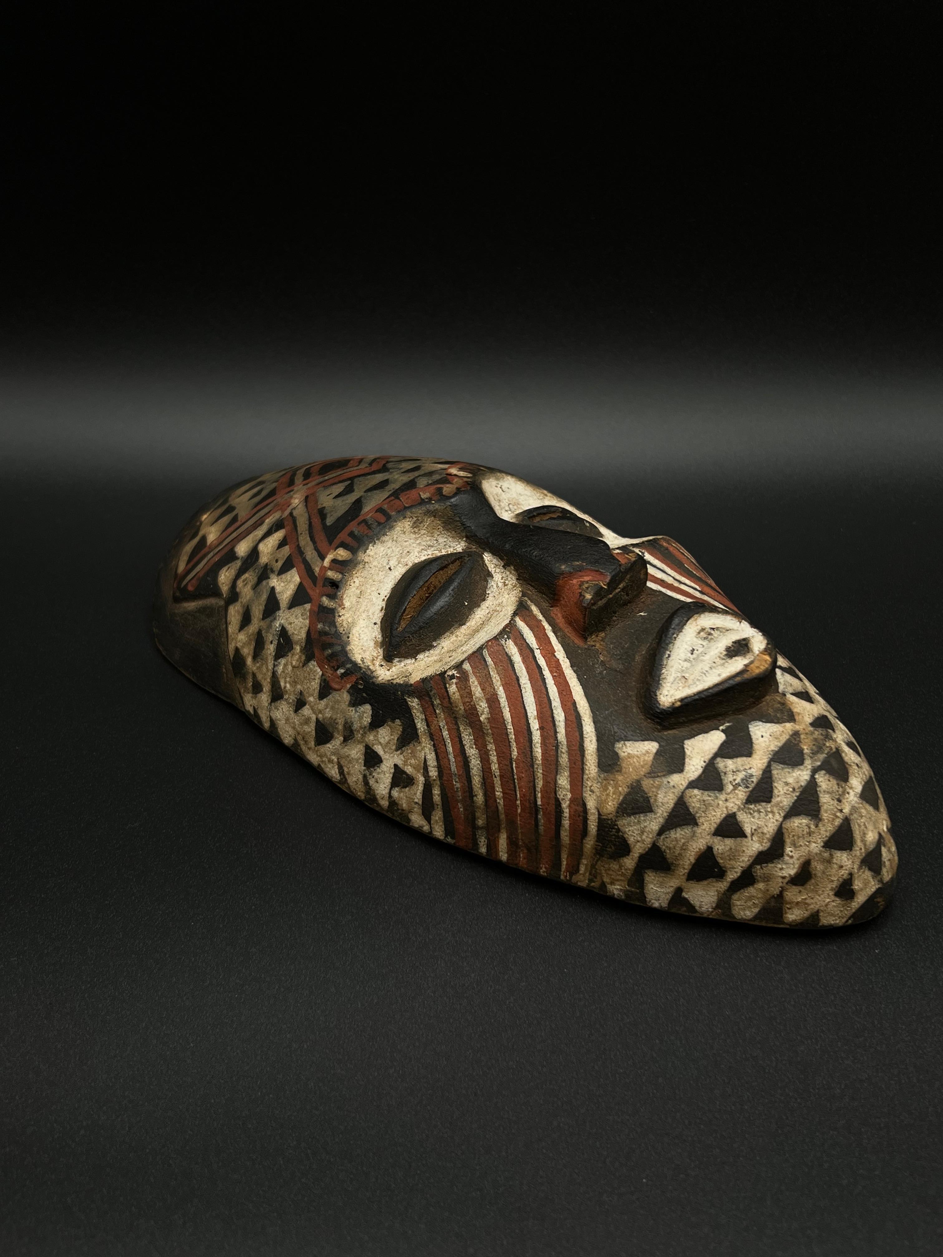 Un beau masque Kuba - Artisanat africain rustique en vente 4