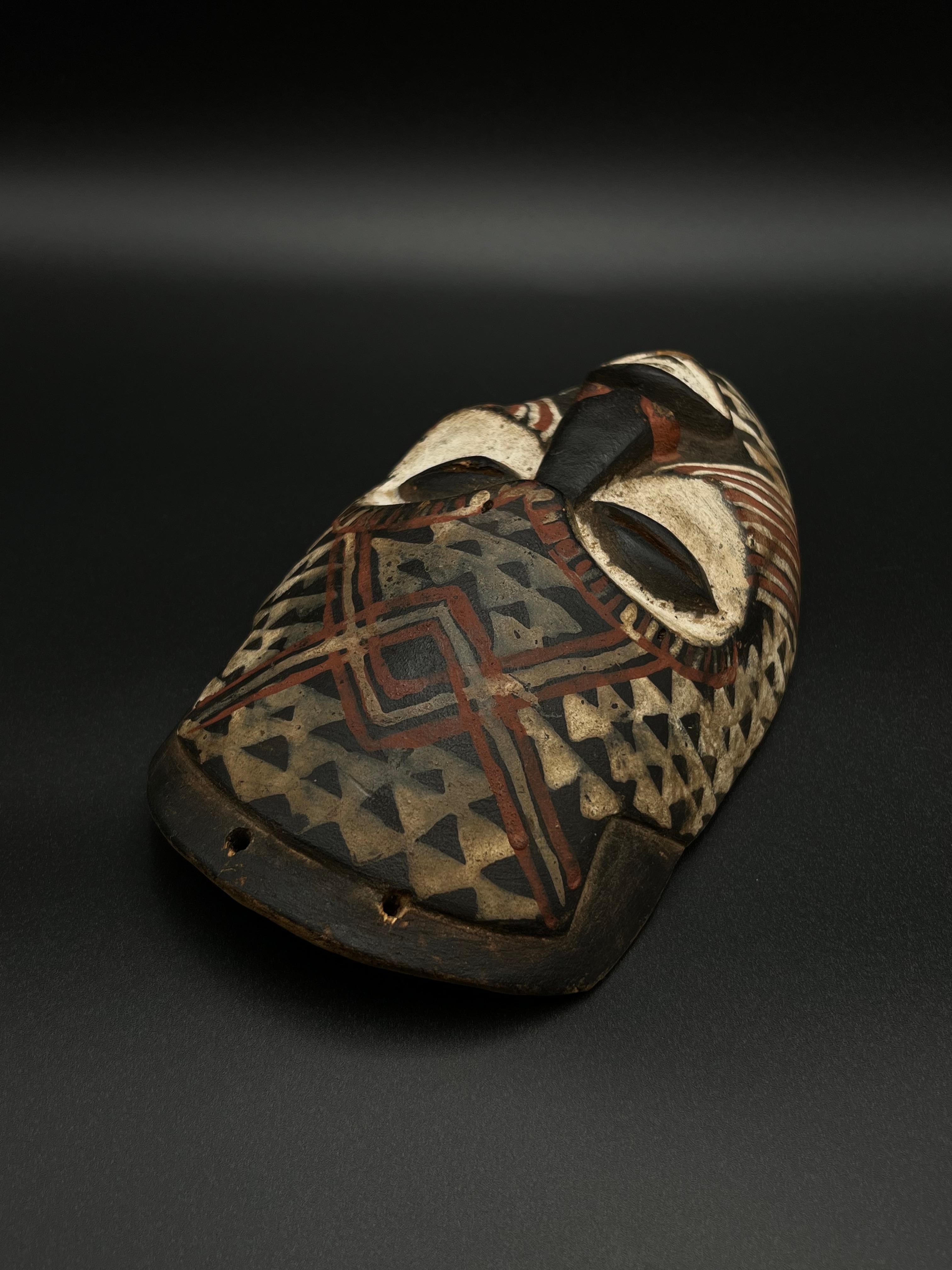 Un beau masque Kuba - Artisanat africain rustique en vente 5