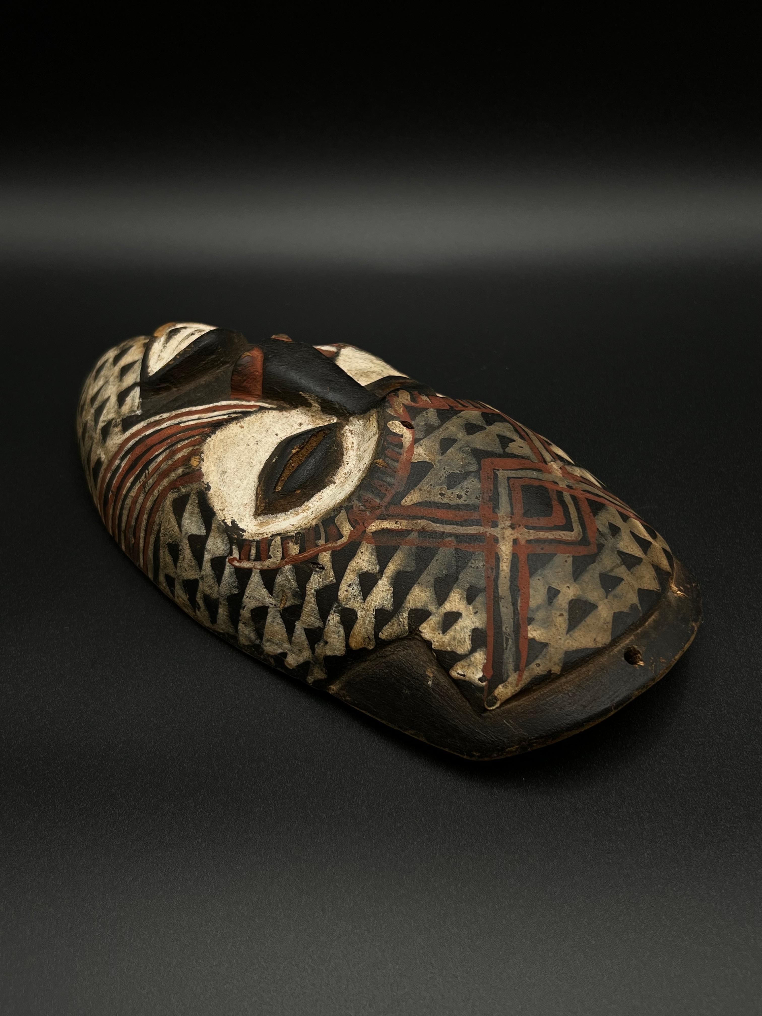 Un beau masque Kuba - Artisanat africain rustique en vente 6