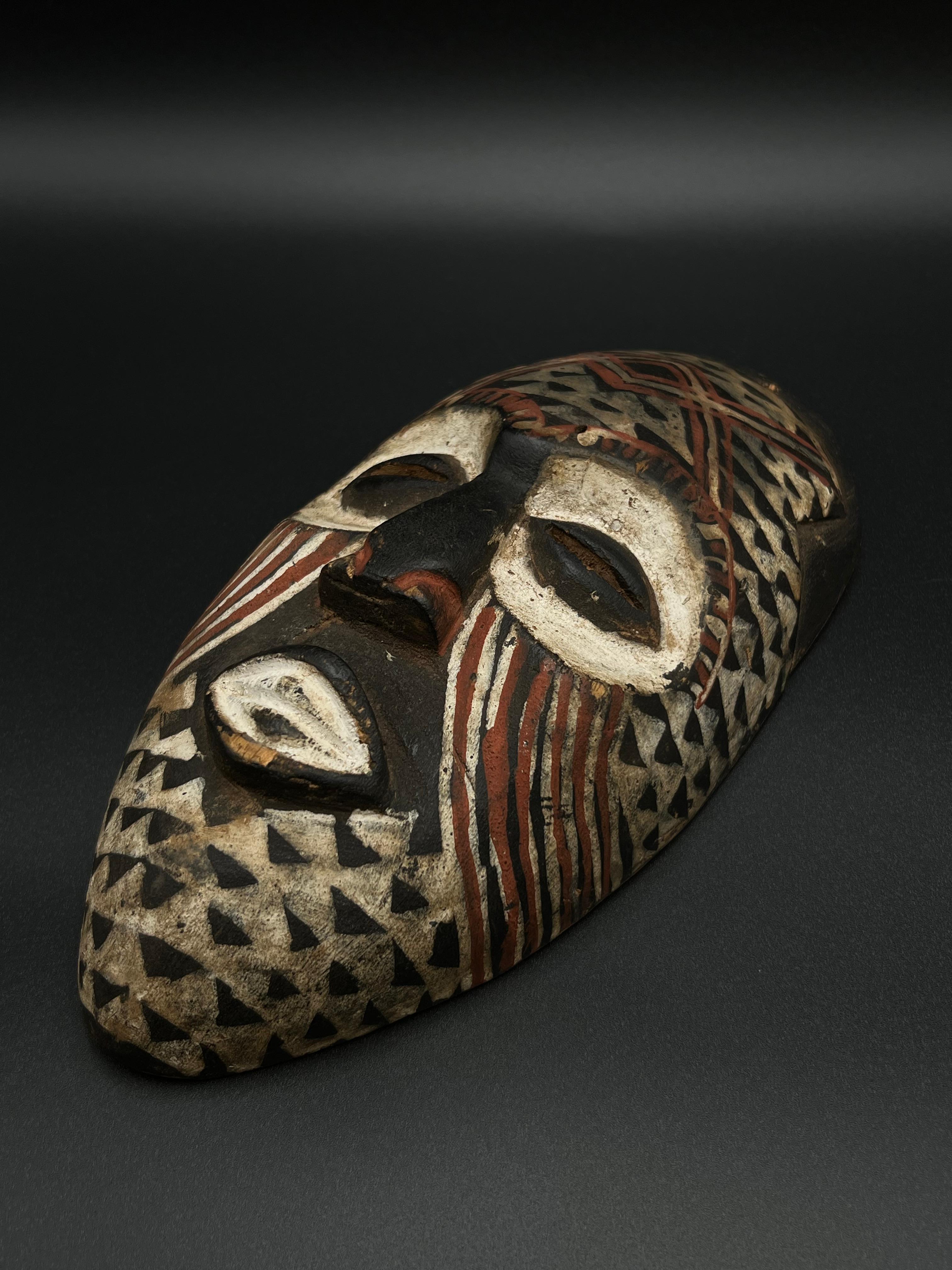 Un beau masque Kuba - Artisanat africain rustique en vente 7