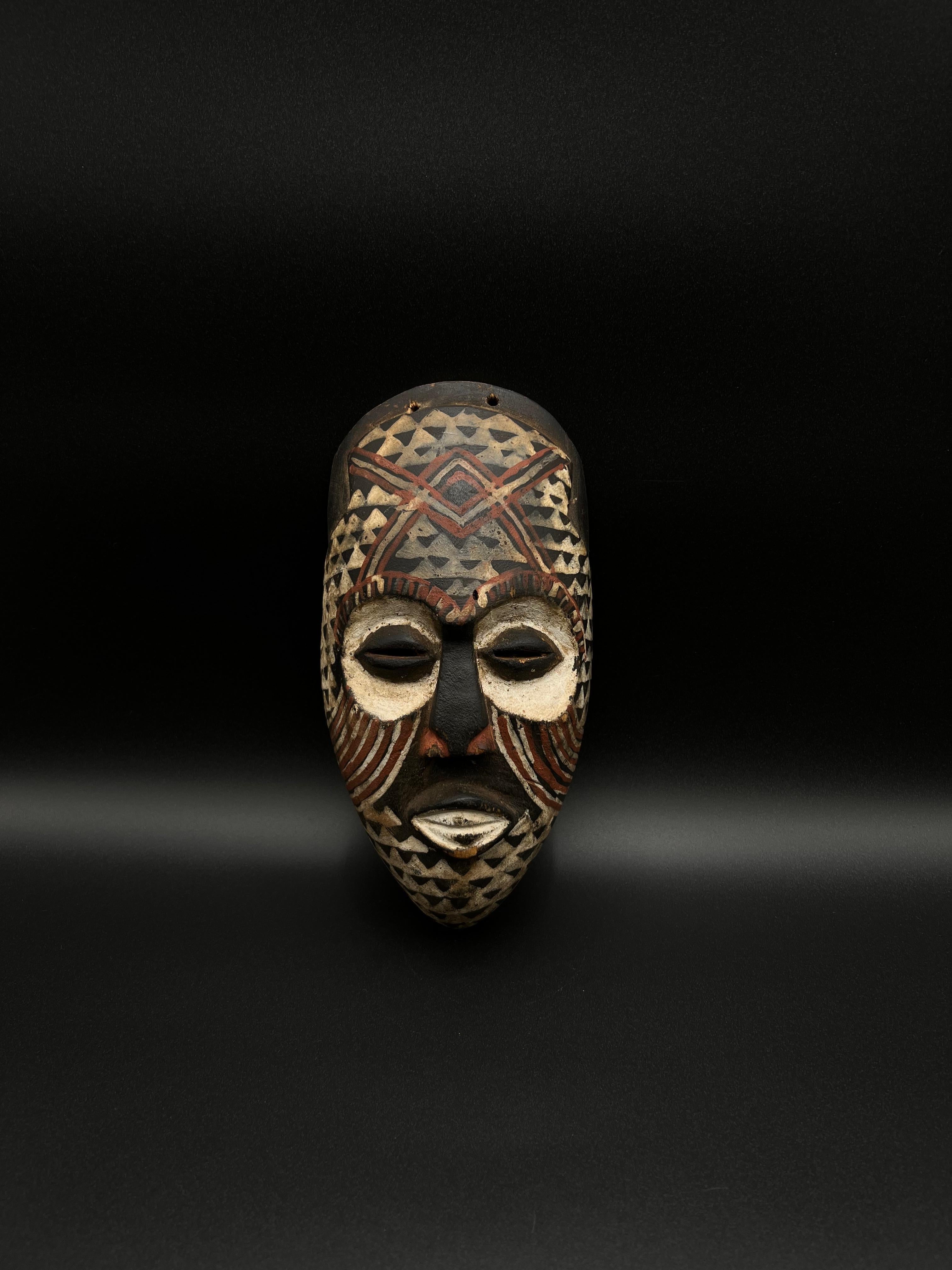 Masque Ngaady aMwaash. Masque africain antique d'art populaire Kuba, originaire de la République démocratique du Congo.

Propriété d'une Collectional privée. Acquis par un collectionneur norvégien avant les années 1960 (ca. 1954). Fabriqué à la main