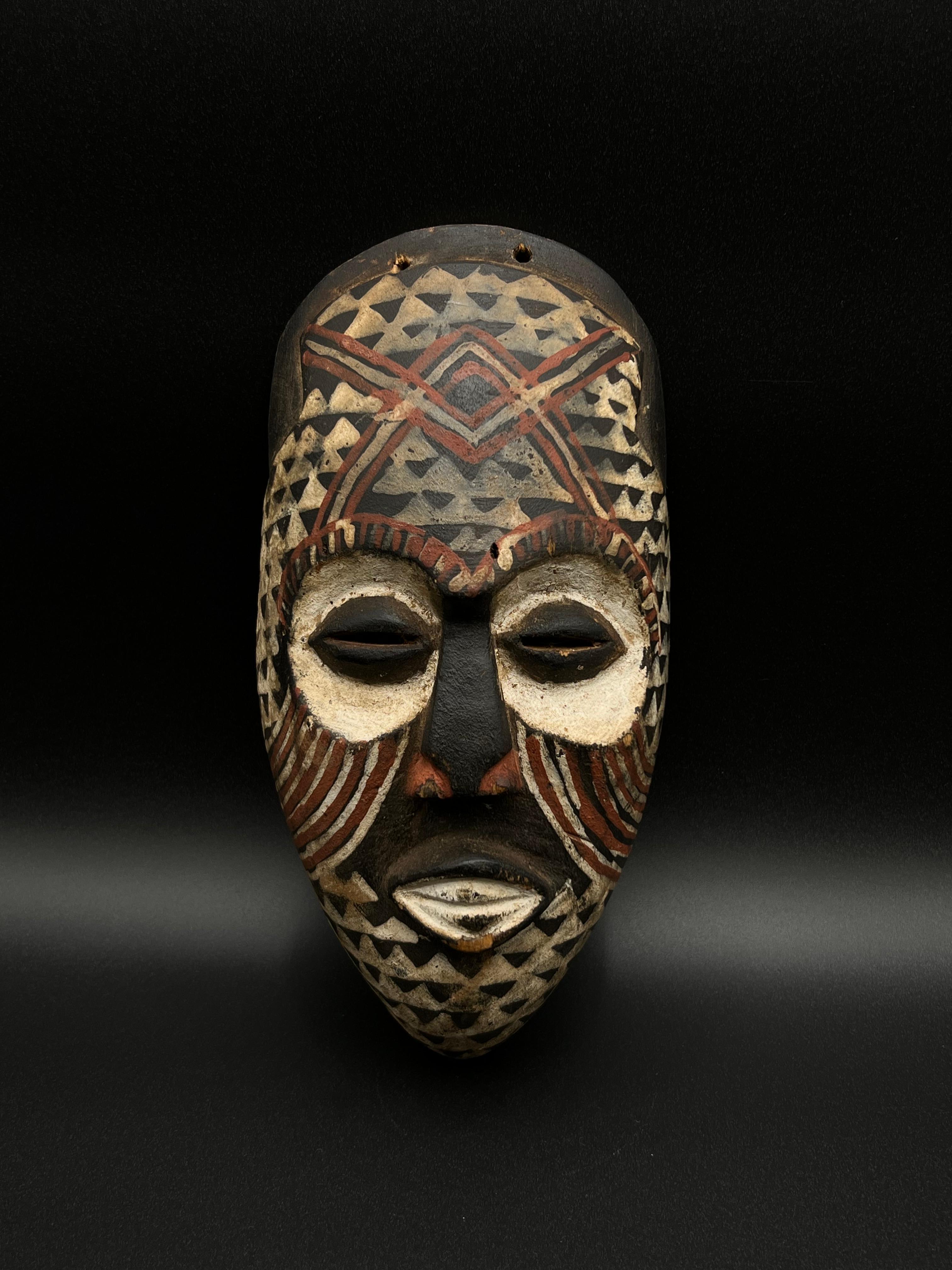 Congolais Un beau masque Kuba - Artisanat africain rustique en vente