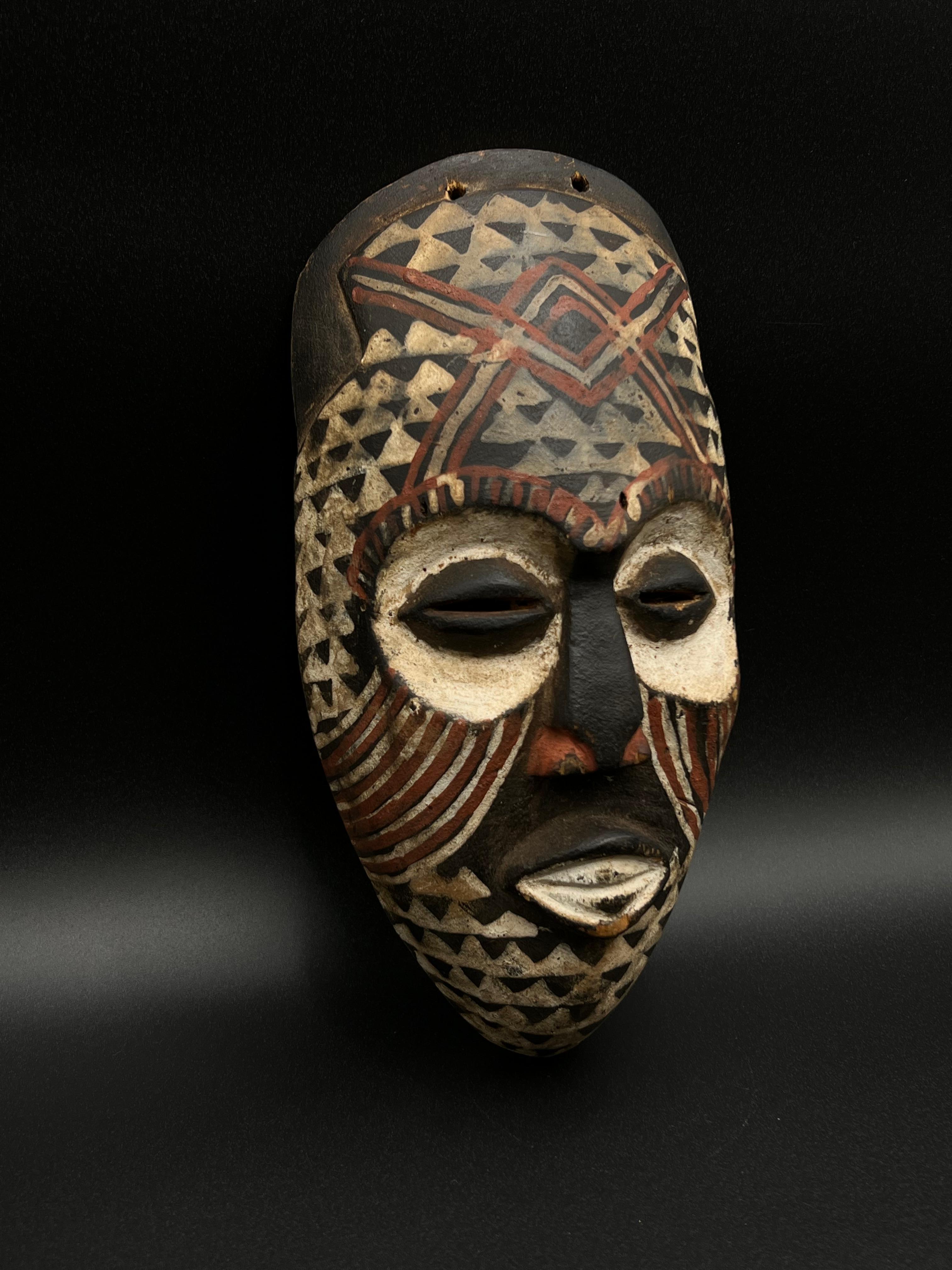 Sculpté à la main Un beau masque Kuba - Artisanat africain rustique en vente