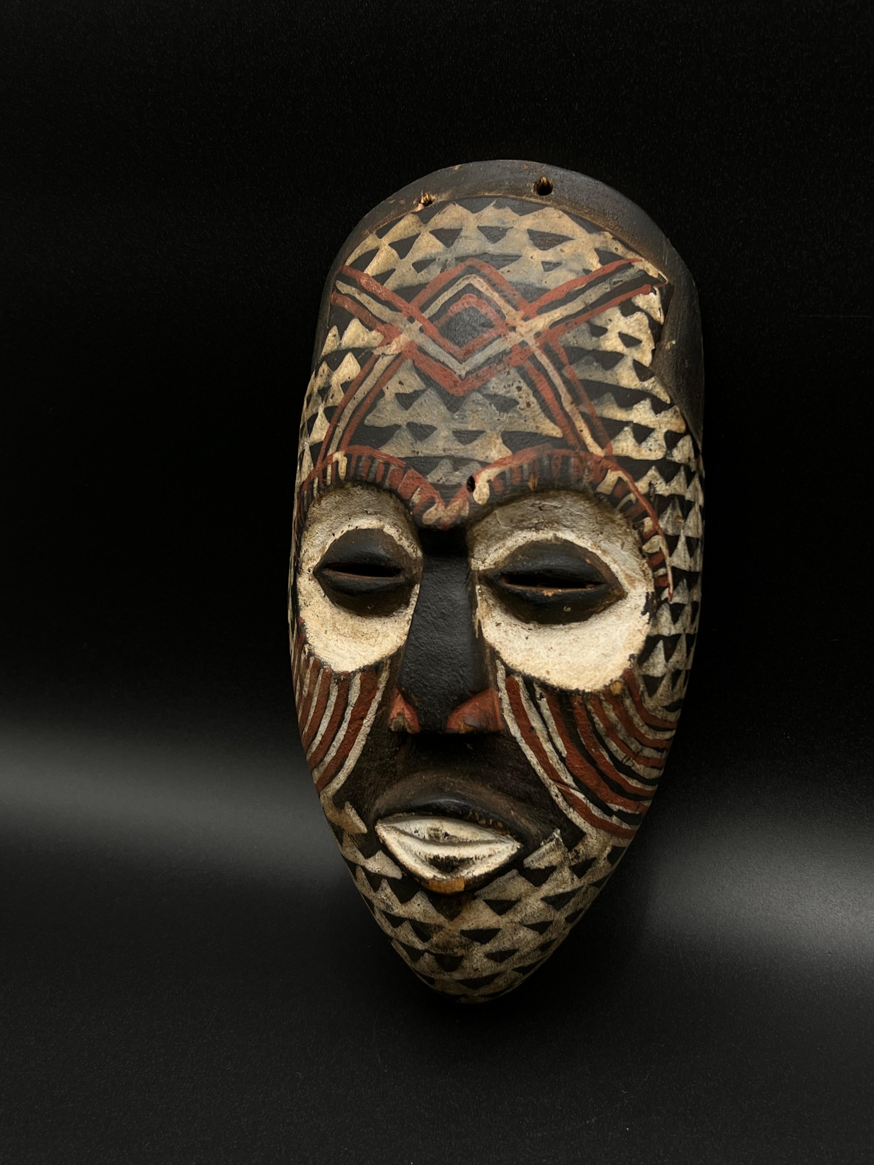 Un beau masque Kuba - Artisanat africain rustique Bon état - En vente à Skien, NO