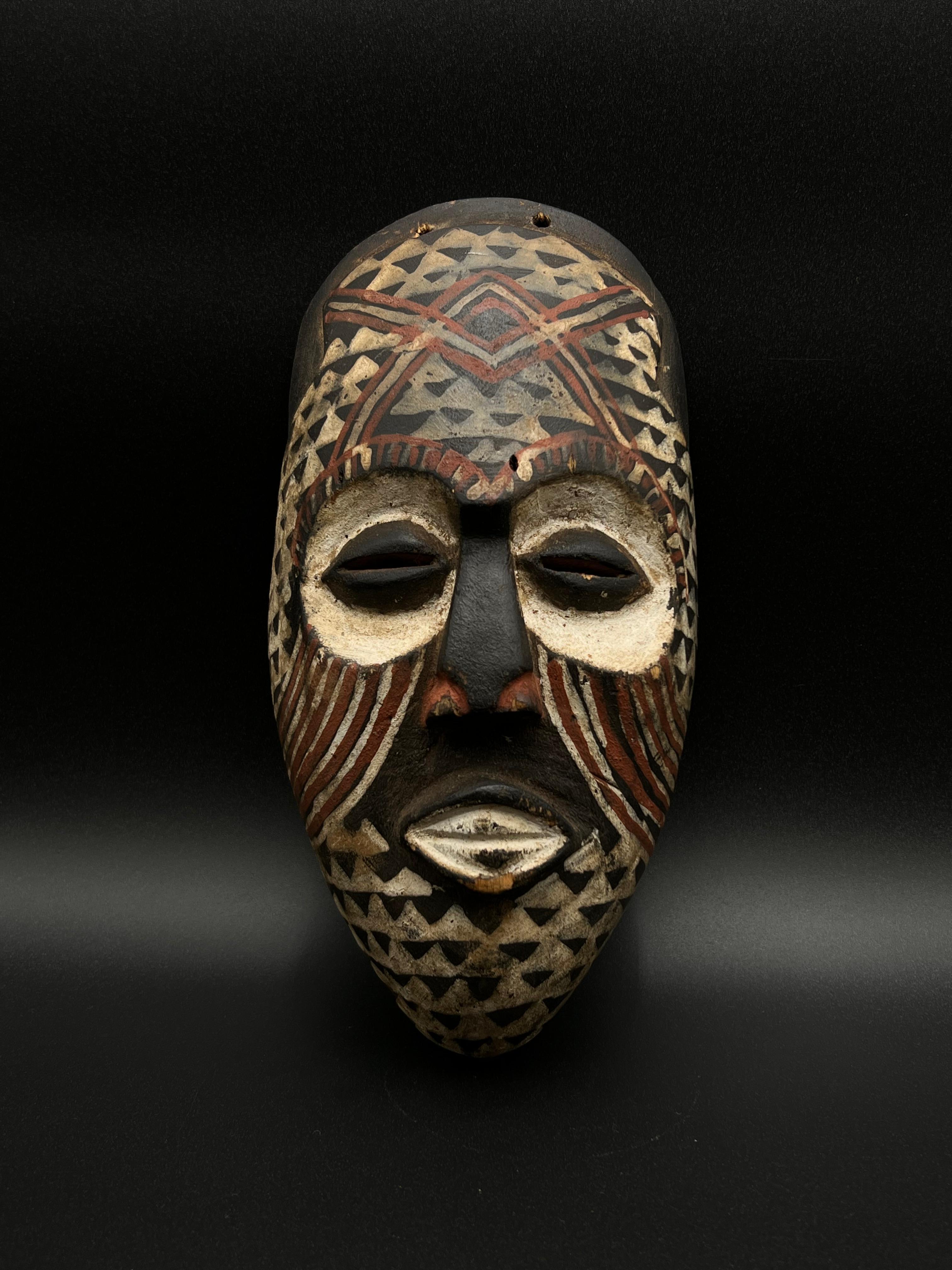 Bois tendre Un beau masque Kuba - Artisanat africain rustique en vente