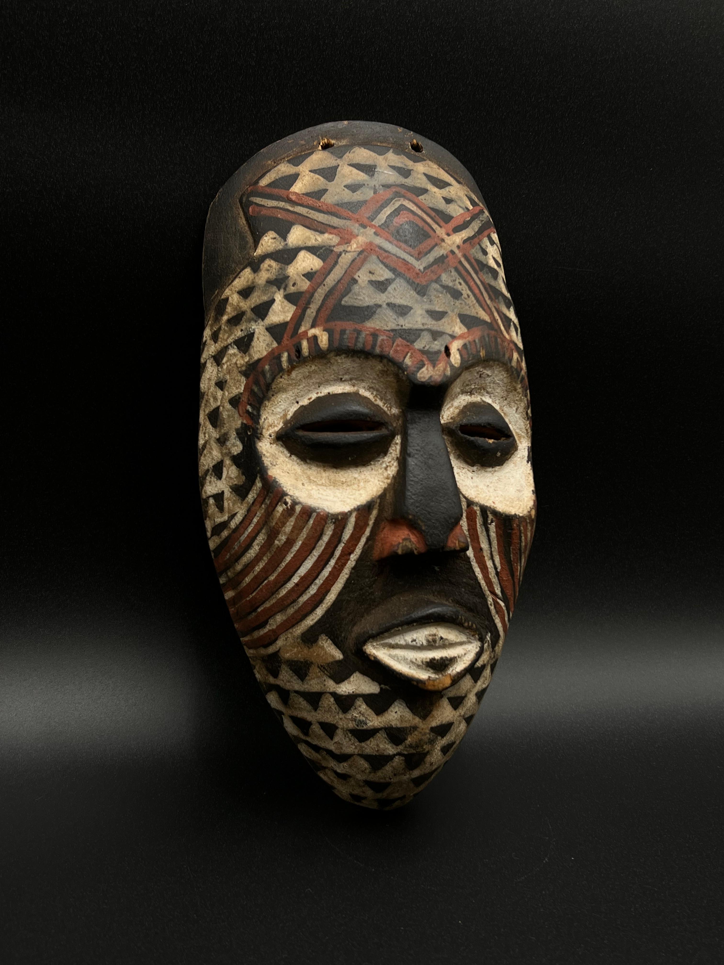 Un beau masque Kuba - Artisanat africain rustique en vente 1