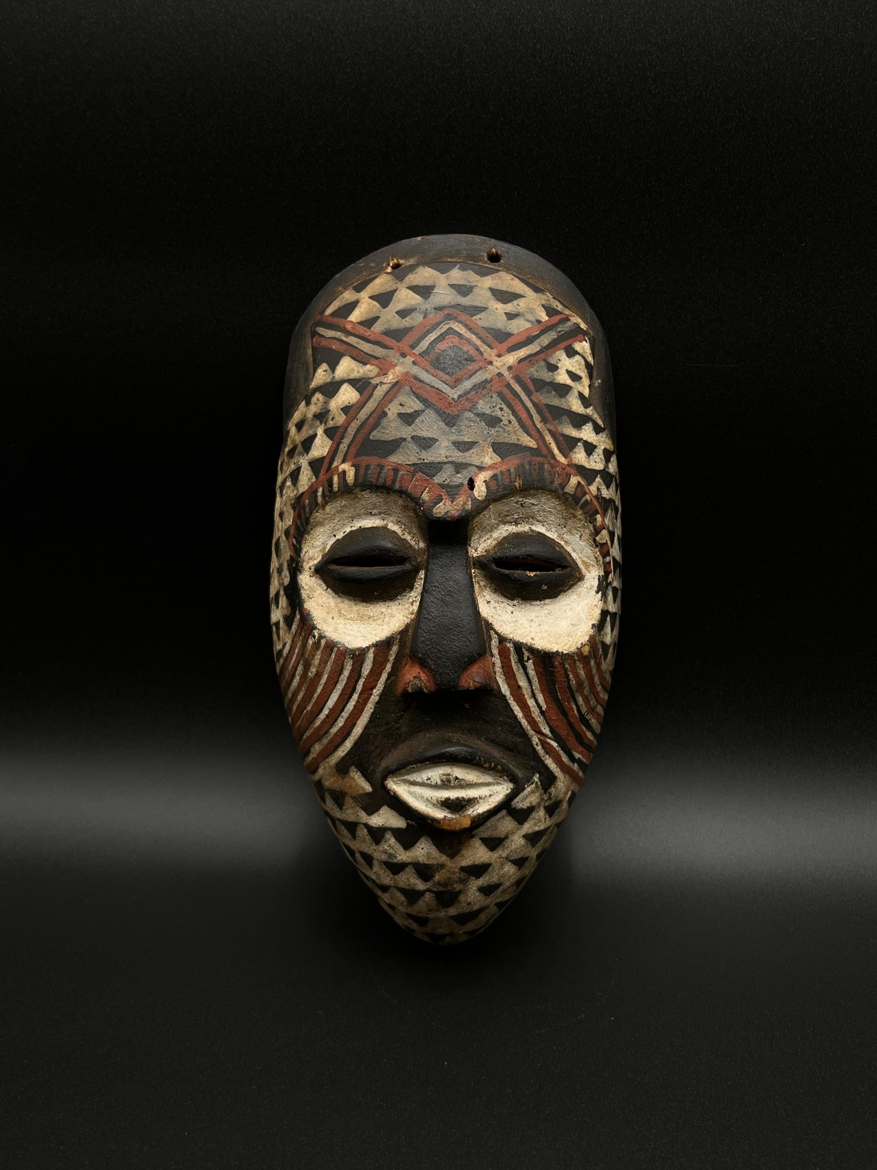 Un beau masque Kuba - Artisanat africain rustique en vente 2