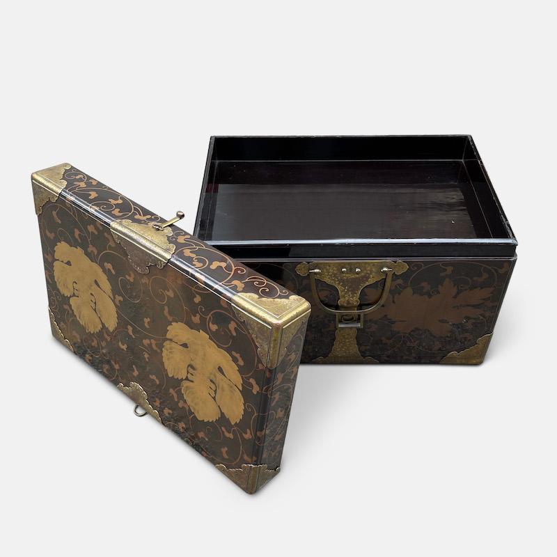 Japanese Lacquered and Gold Leaf Storage Trunk (Nagamochi) For Sale 5