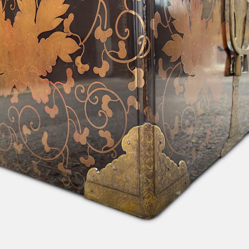 Japanese Lacquered and Gold Leaf Storage Trunk (Nagamochi) For Sale 7
