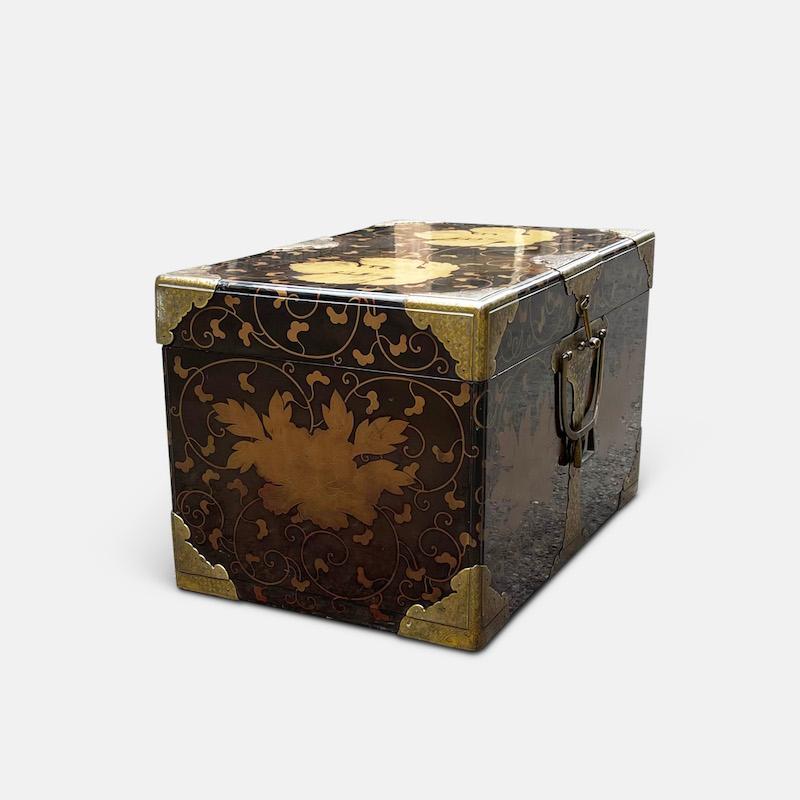 Japanese Lacquered and Gold Leaf Storage Trunk (Nagamochi) For Sale 8