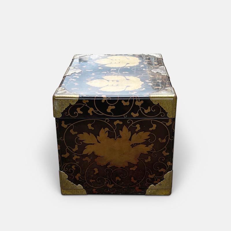 Japanese Lacquered and Gold Leaf Storage Trunk (Nagamochi) For Sale 9