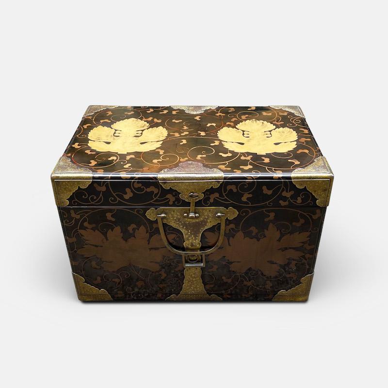 Edo Japanese Lacquered and Gold Leaf Storage Trunk (Nagamochi) For Sale