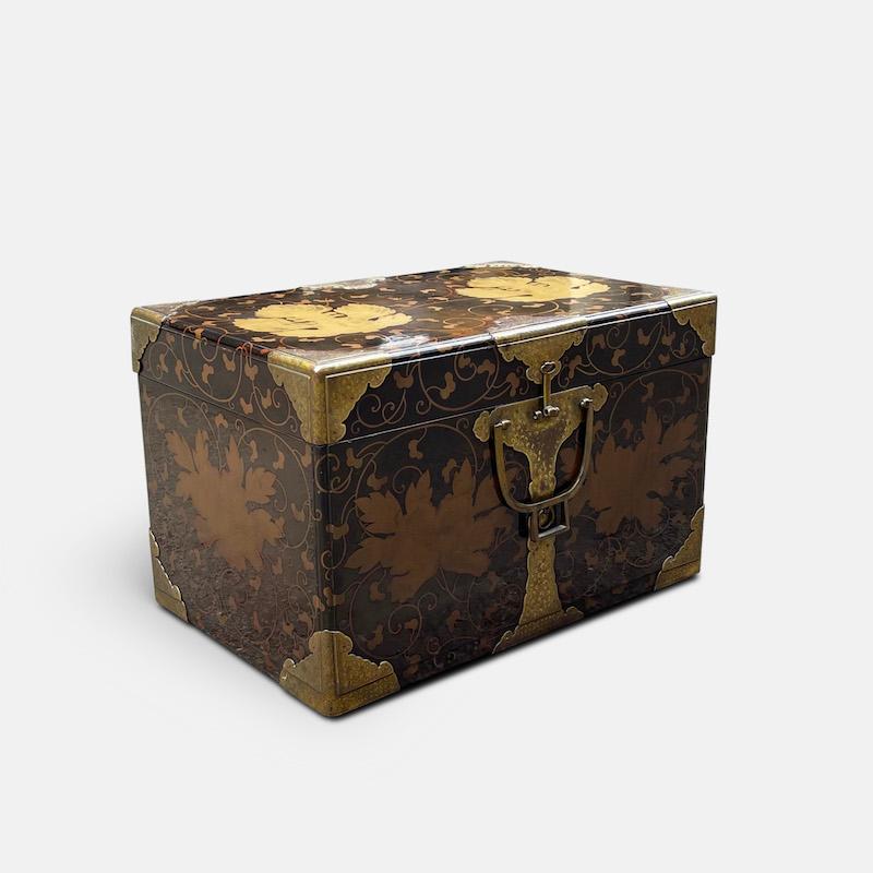 Japanese Lacquered and Gold Leaf Storage Trunk (Nagamochi) In Good Condition For Sale In London, GB