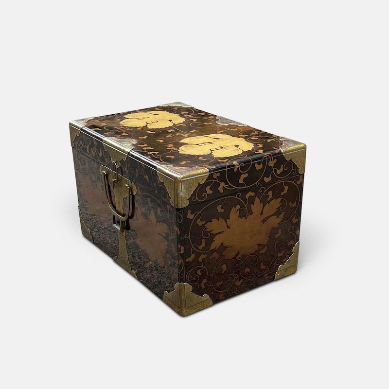 18th Century Japanese Lacquered and Gold Leaf Storage Trunk (Nagamochi) For Sale