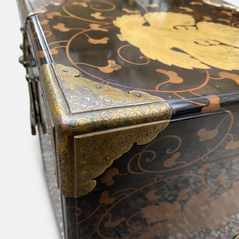 Japanese Lacquered and Gold Leaf Storage Trunk (Nagamochi) For Sale 2