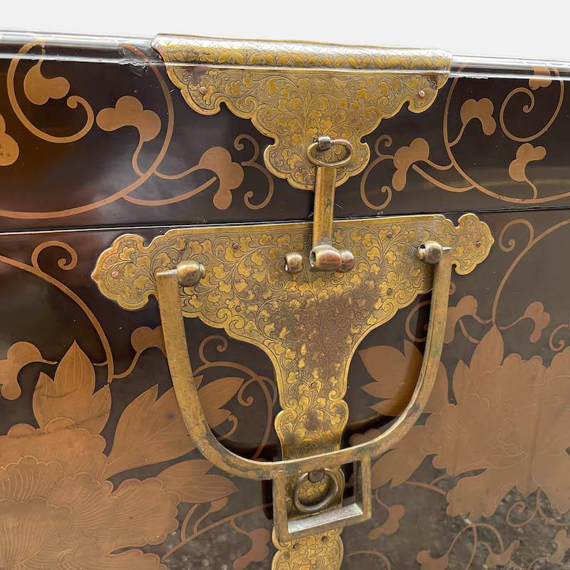 Japanese Lacquered and Gold Leaf Storage Trunk (Nagamochi) For Sale 4